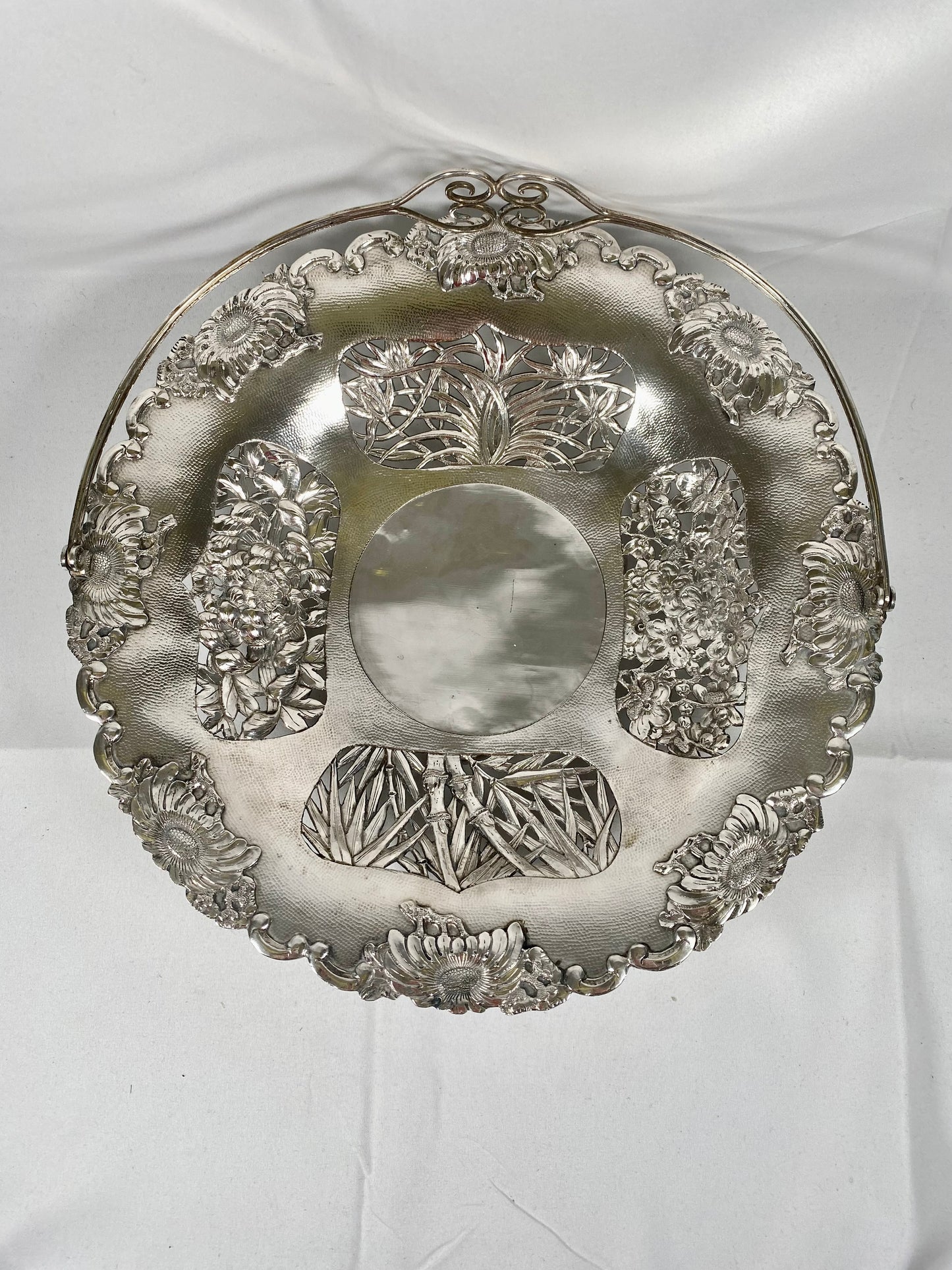 Gran cesta antigua china de plata de exportación con asa colgante y motivos florales y de temporada perforados.