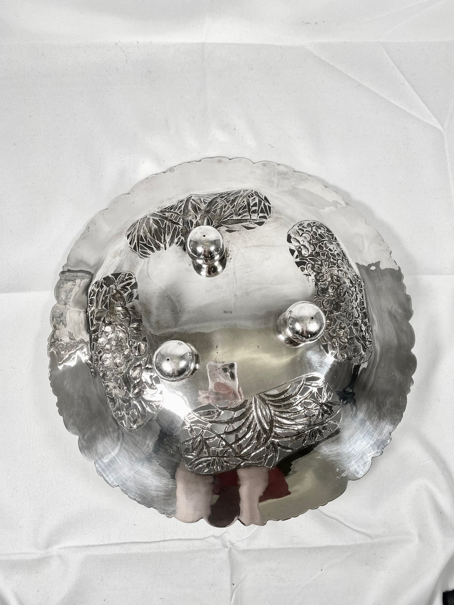 Gran cesta antigua china de plata de exportación con asa colgante y motivos florales y de temporada perforados.