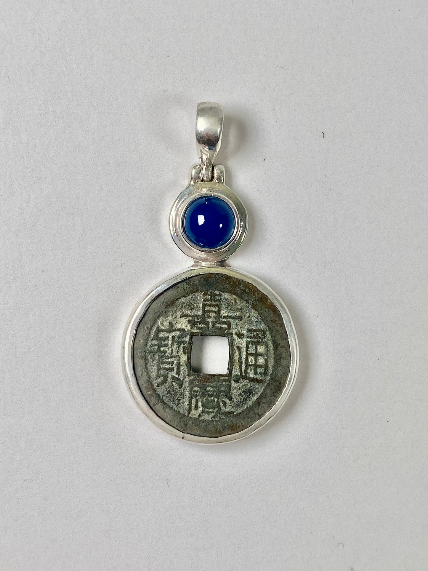 Colgante de moneda antigua de la dinastía Qing (1796-1820) en plata de ley con ágata azul.