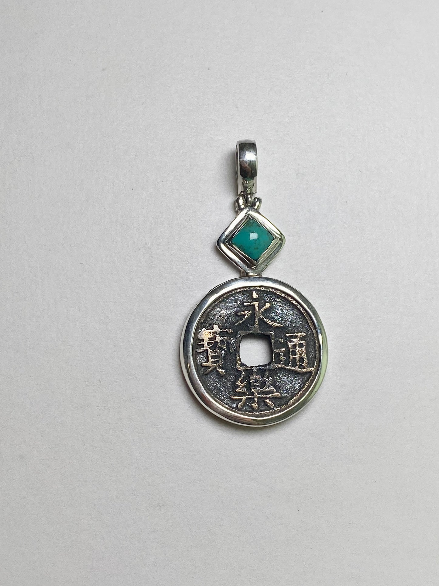 Colgante antiguo de moneda de la dinastía Ming Yong Le (plata de ley con turquesa, circa 1408-1424)