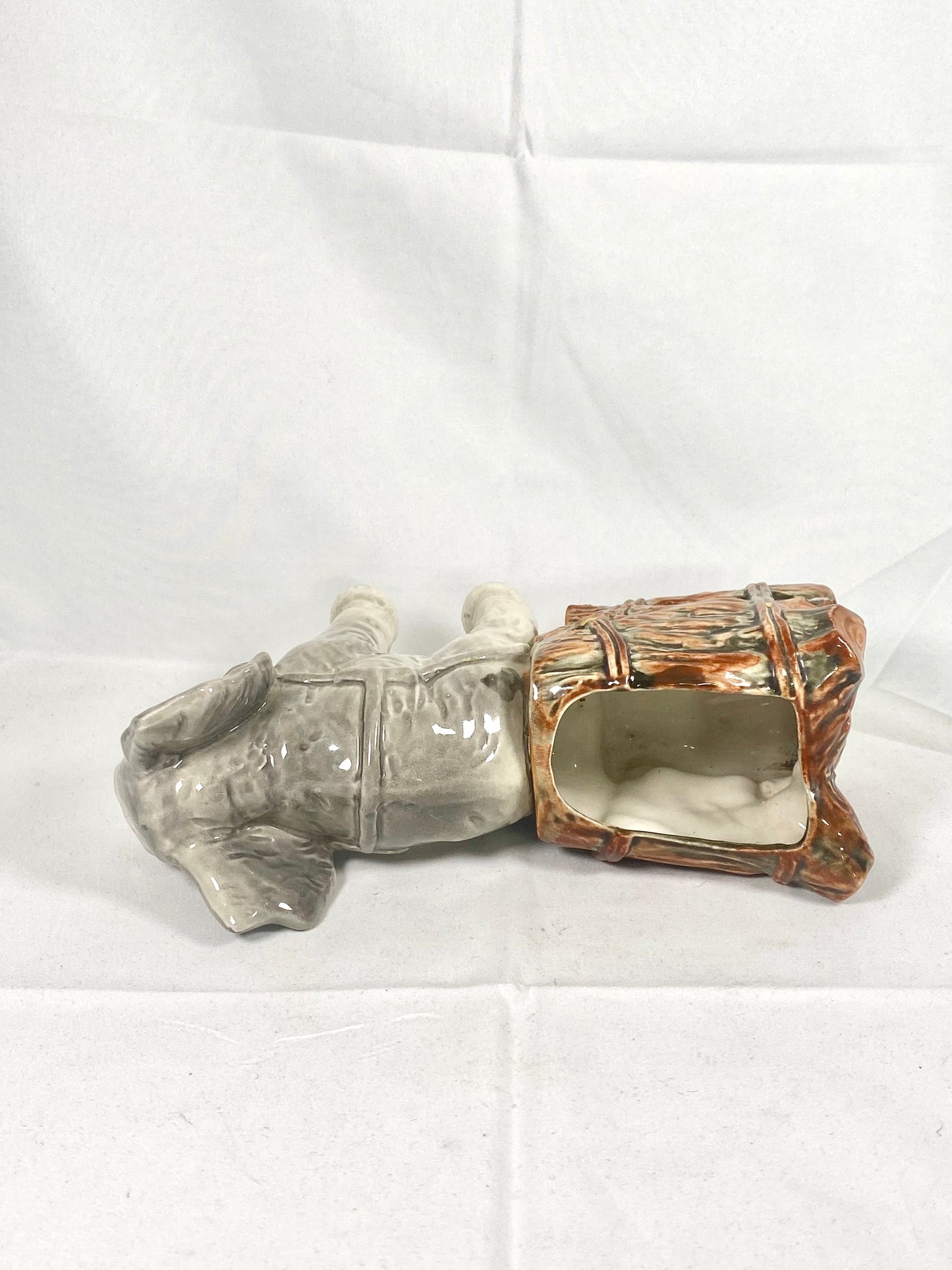 Jarrón vintage de porcelana con forma de elefante de mediados de siglo, probablemente japonés.