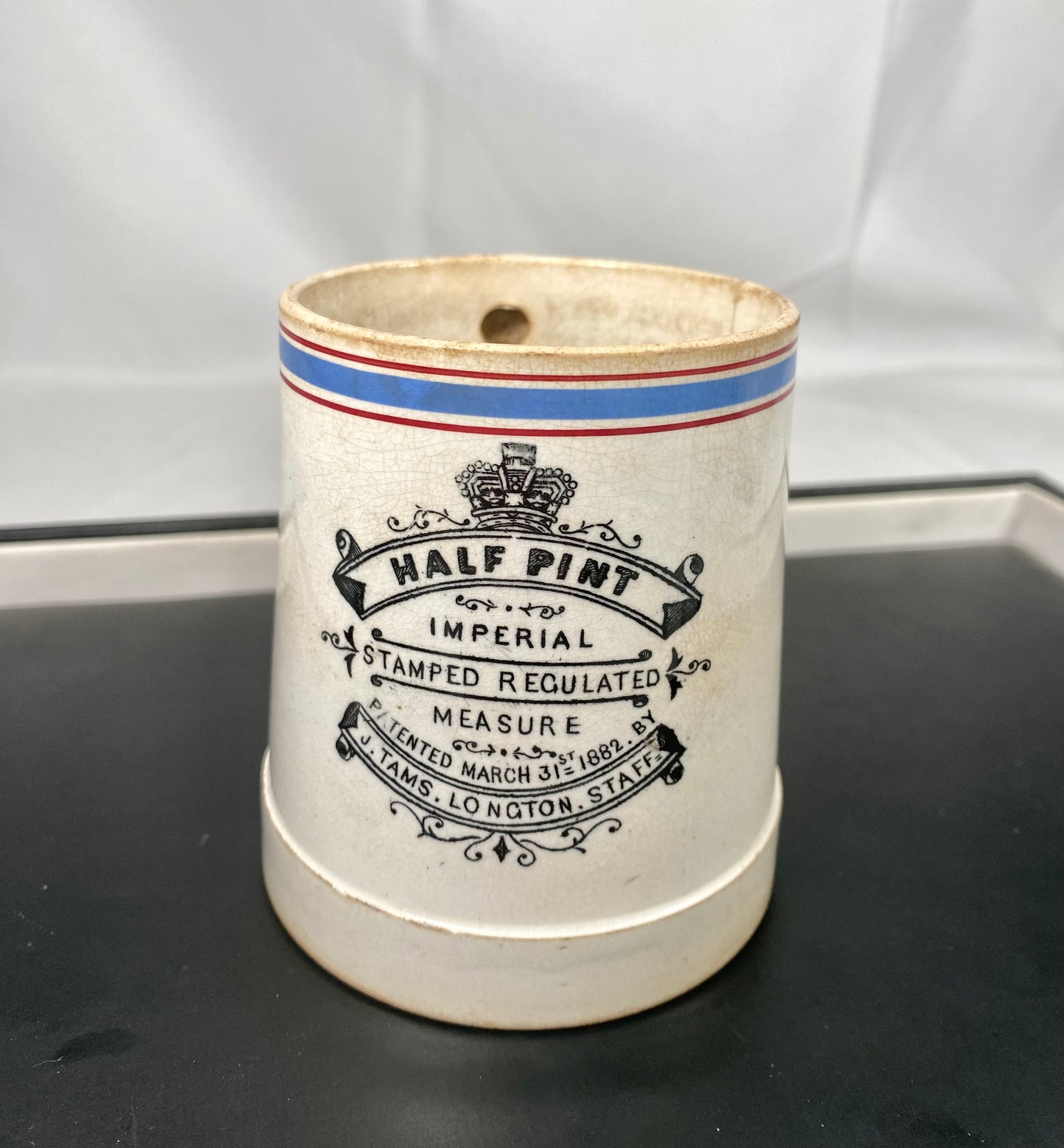 Antigua taza medidora imperial de media pinta de loza de John Tams, victoriana, posiblemente eduardiana