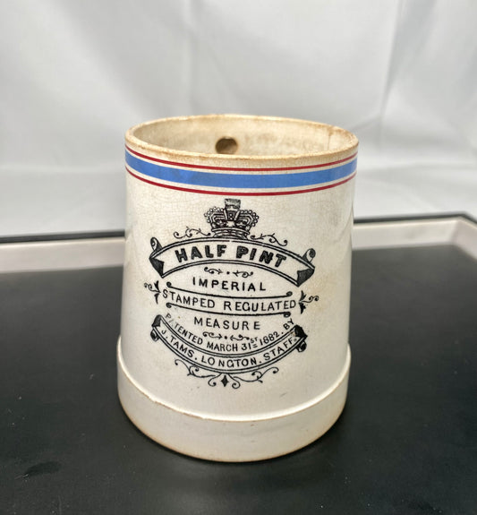 Antigua taza medidora imperial de media pinta de loza de John Tams, victoriana, posiblemente eduardiana