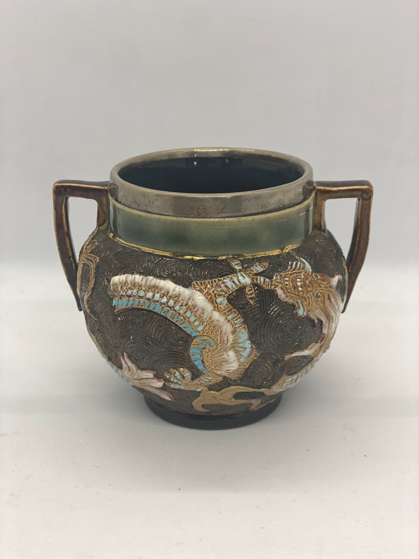 *RARO* Jarra y cuenco con diseño de dragón de Doulton Lambeth con monturas de plata c. 1890