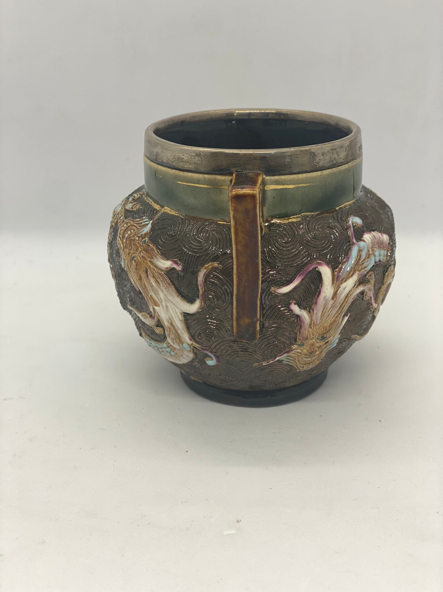 *RARO* Jarra y cuenco con diseño de dragón de Doulton Lambeth con monturas de plata c. 1890