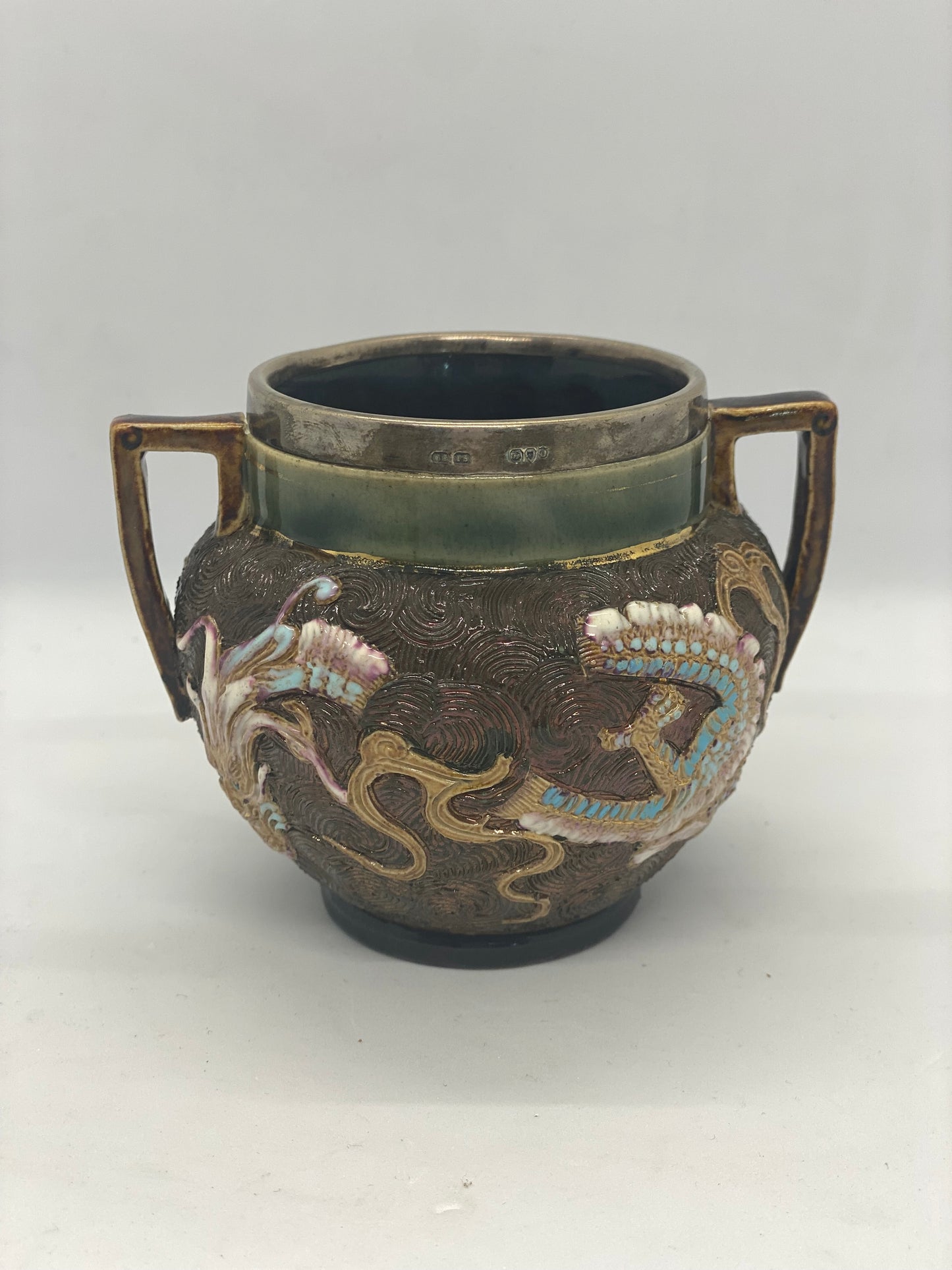 *RARO* Jarra y cuenco con diseño de dragón de Doulton Lambeth con monturas de plata c. 1890