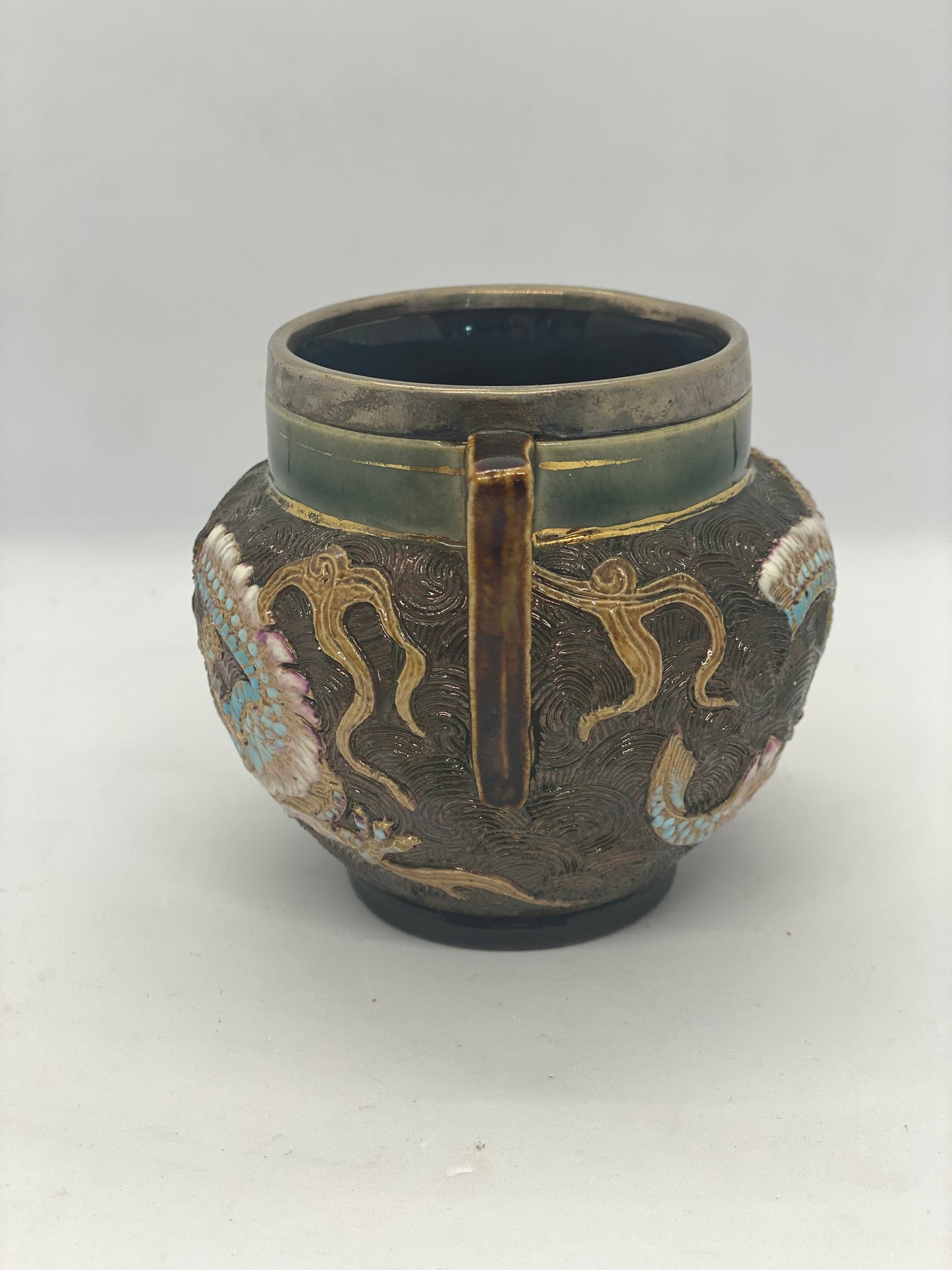 *RARO* Jarra y cuenco con diseño de dragón de Doulton Lambeth con monturas de plata c. 1890