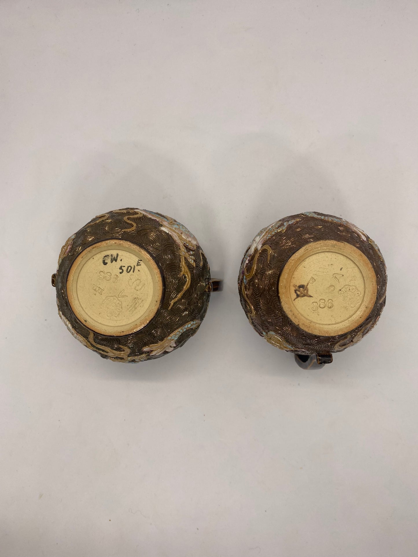 *RARO* Jarra y cuenco con diseño de dragón de Doulton Lambeth con monturas de plata c. 1890