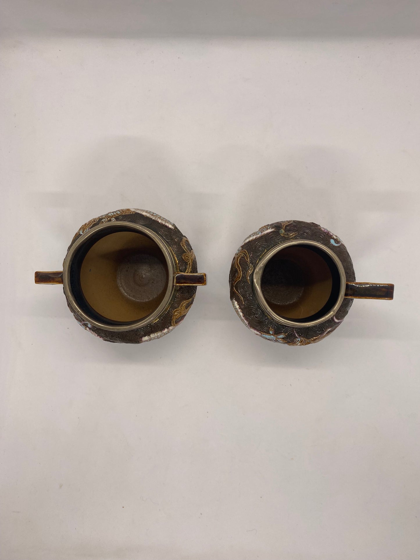 *RARO* Jarra y cuenco con diseño de dragón de Doulton Lambeth con monturas de plata c. 1890