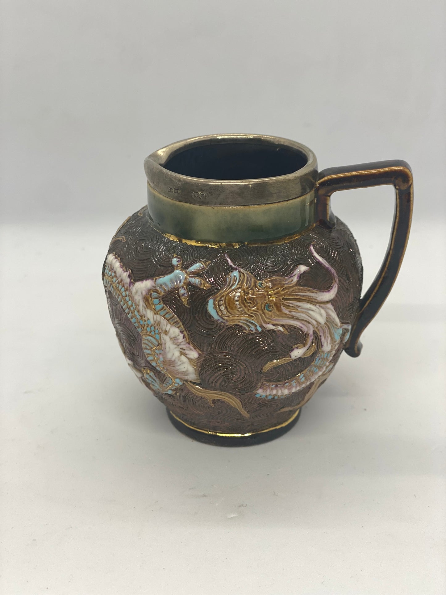 *RARO* Jarra y cuenco con diseño de dragón de Doulton Lambeth con monturas de plata c. 1890