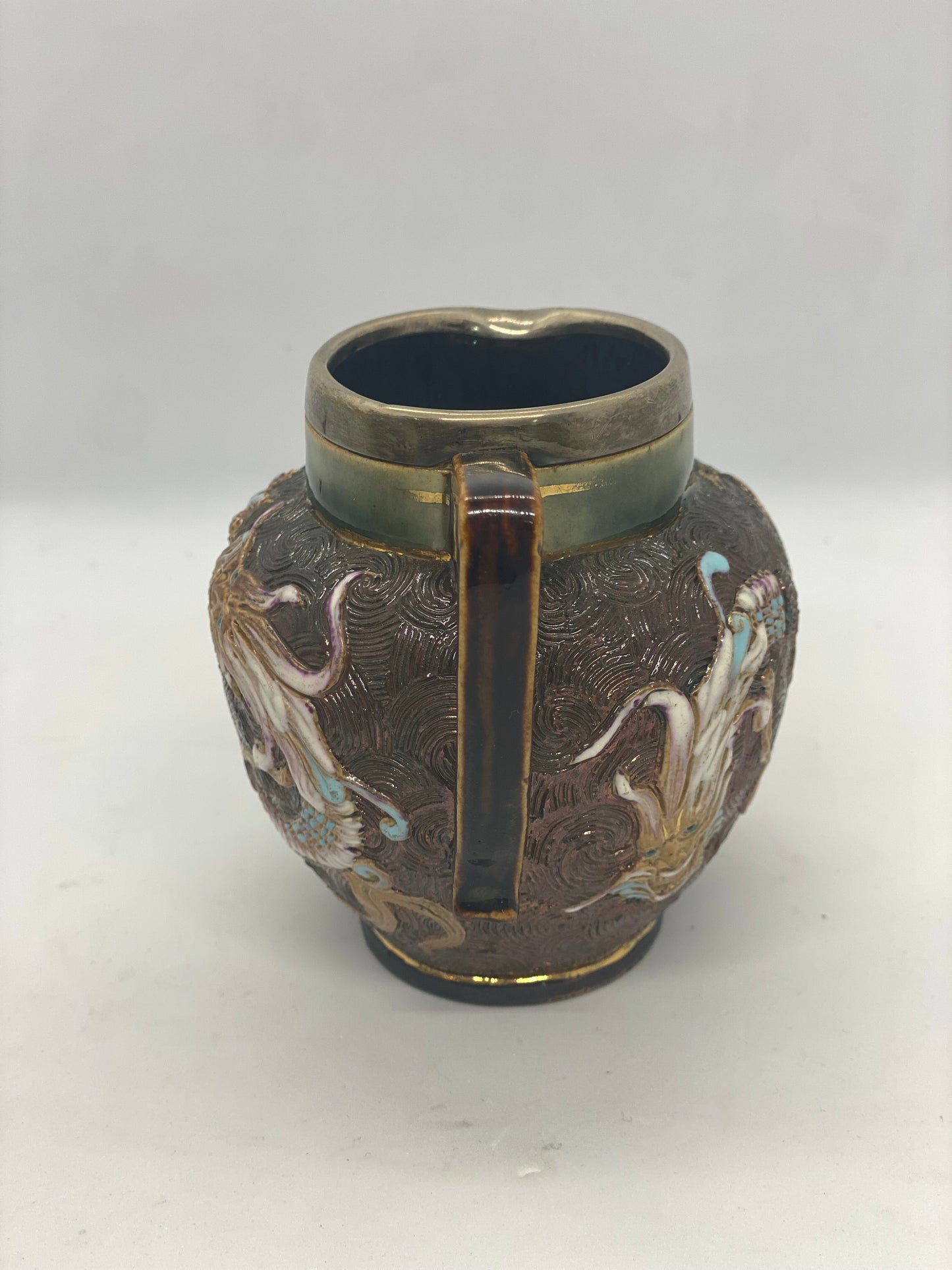 *RARO* Jarra y cuenco con diseño de dragón de Doulton Lambeth con monturas de plata c. 1890