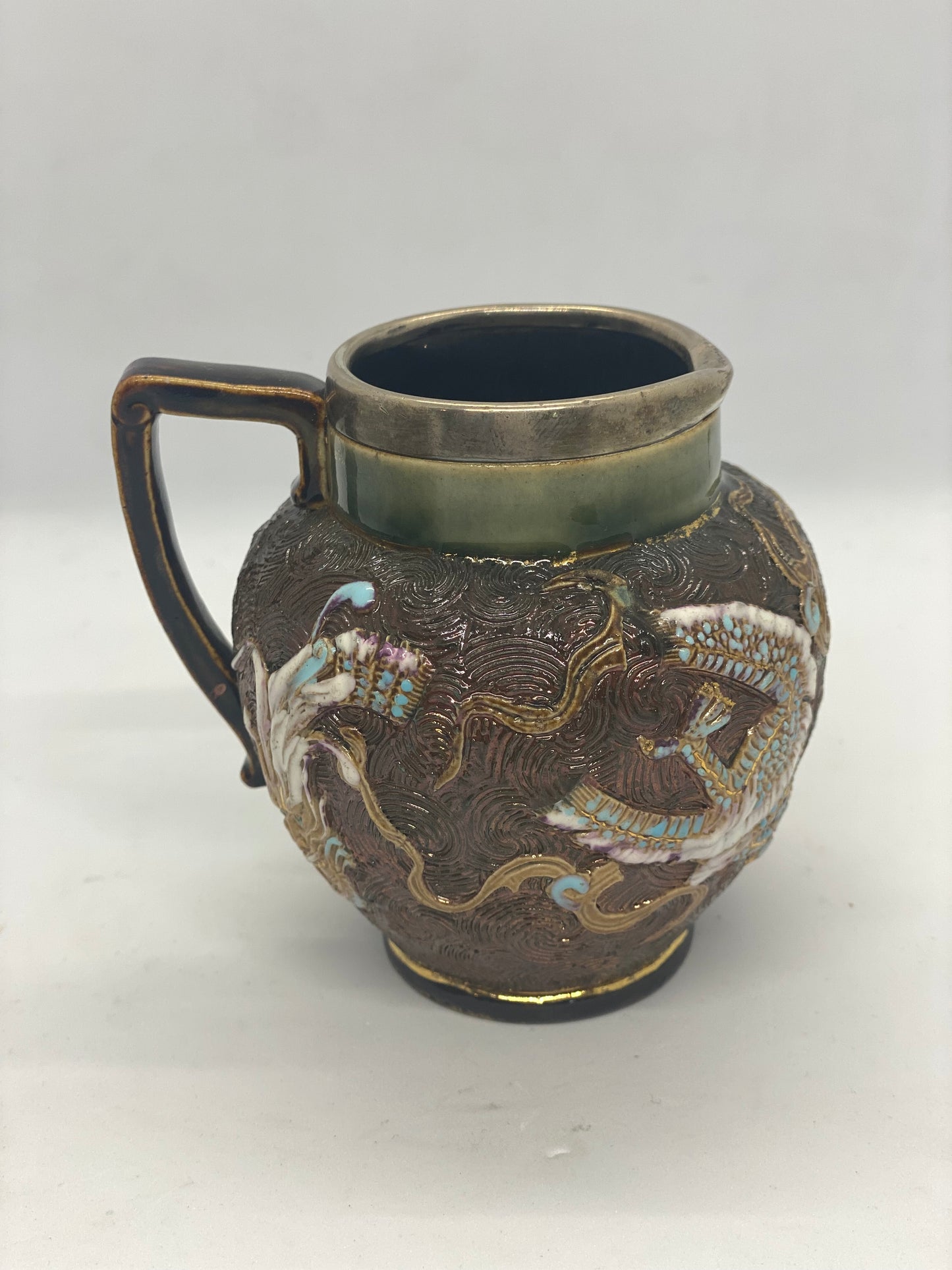 *RARO* Jarra y cuenco con diseño de dragón de Doulton Lambeth con monturas de plata c. 1890