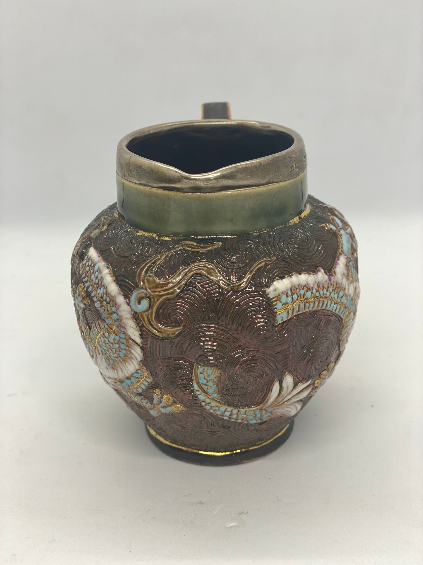 *RARO* Jarra y cuenco con diseño de dragón de Doulton Lambeth con monturas de plata c. 1890