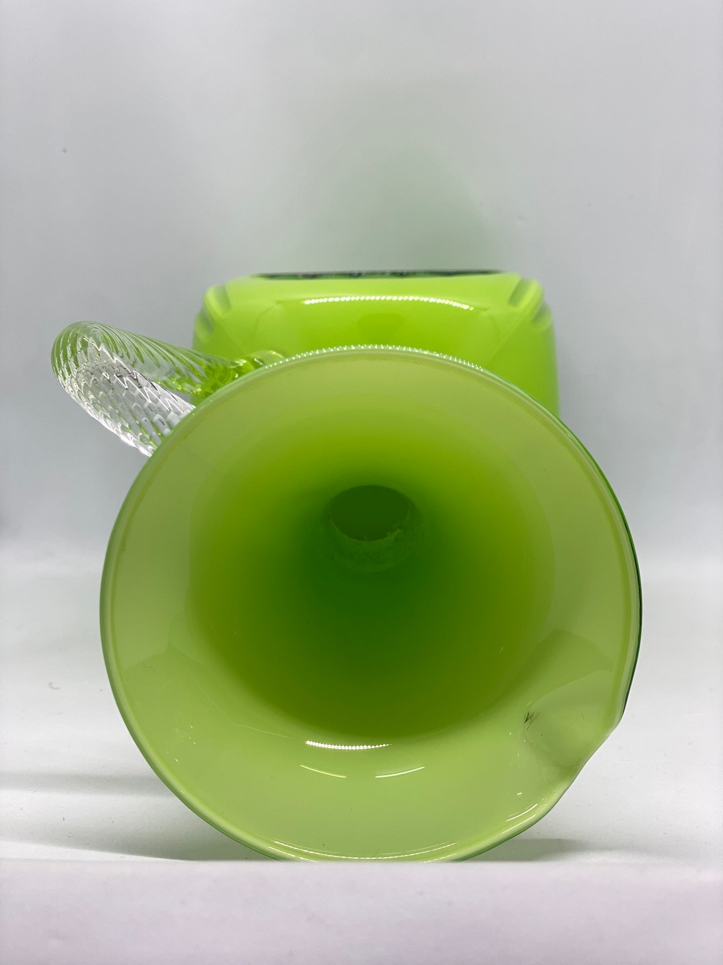 Jarrón de vidrio artístico verde de mediados de siglo con detalle de tejido de canasta