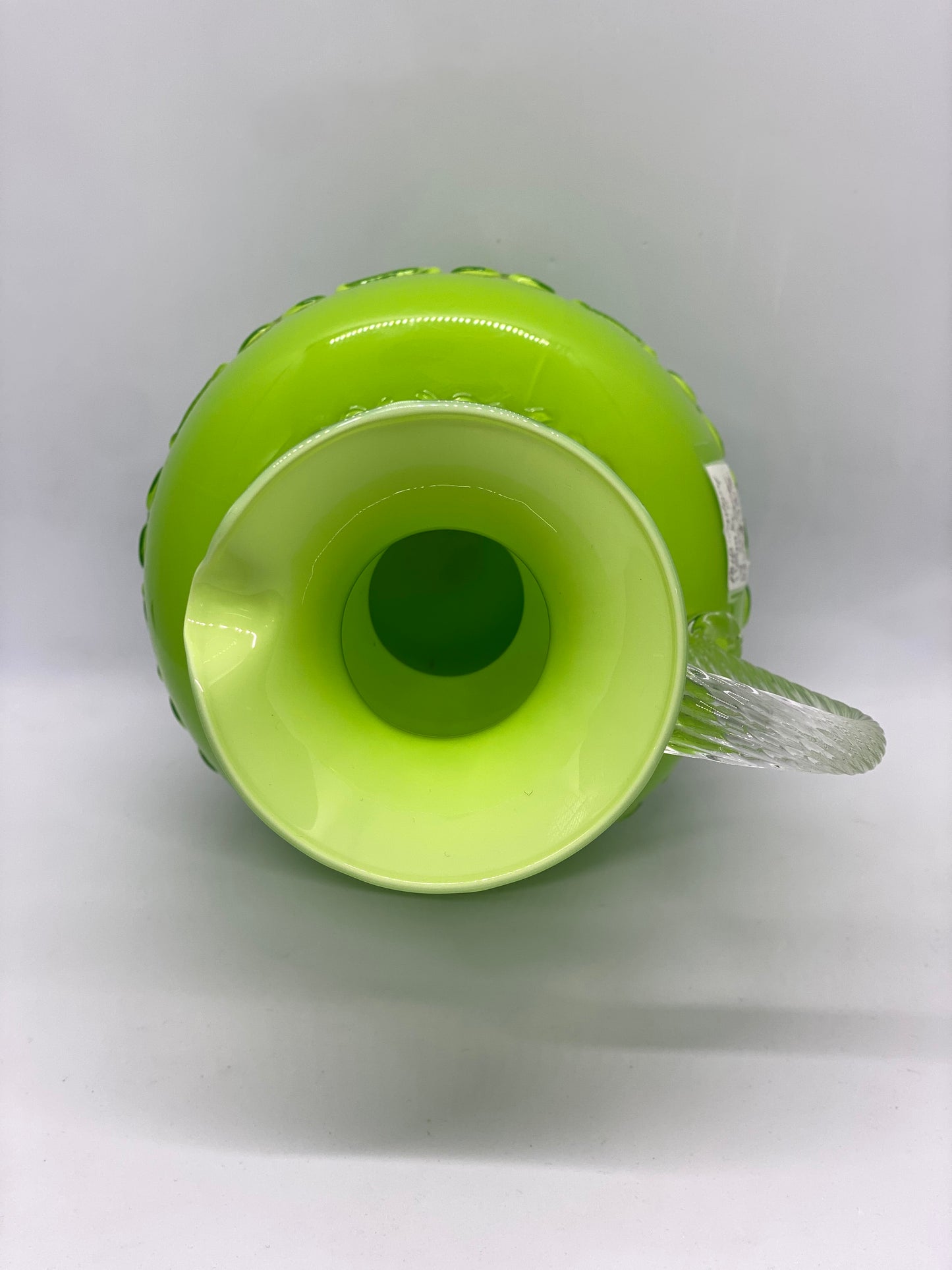 Jarrón de vidrio artístico verde de mediados de siglo con detalles geométricos originales