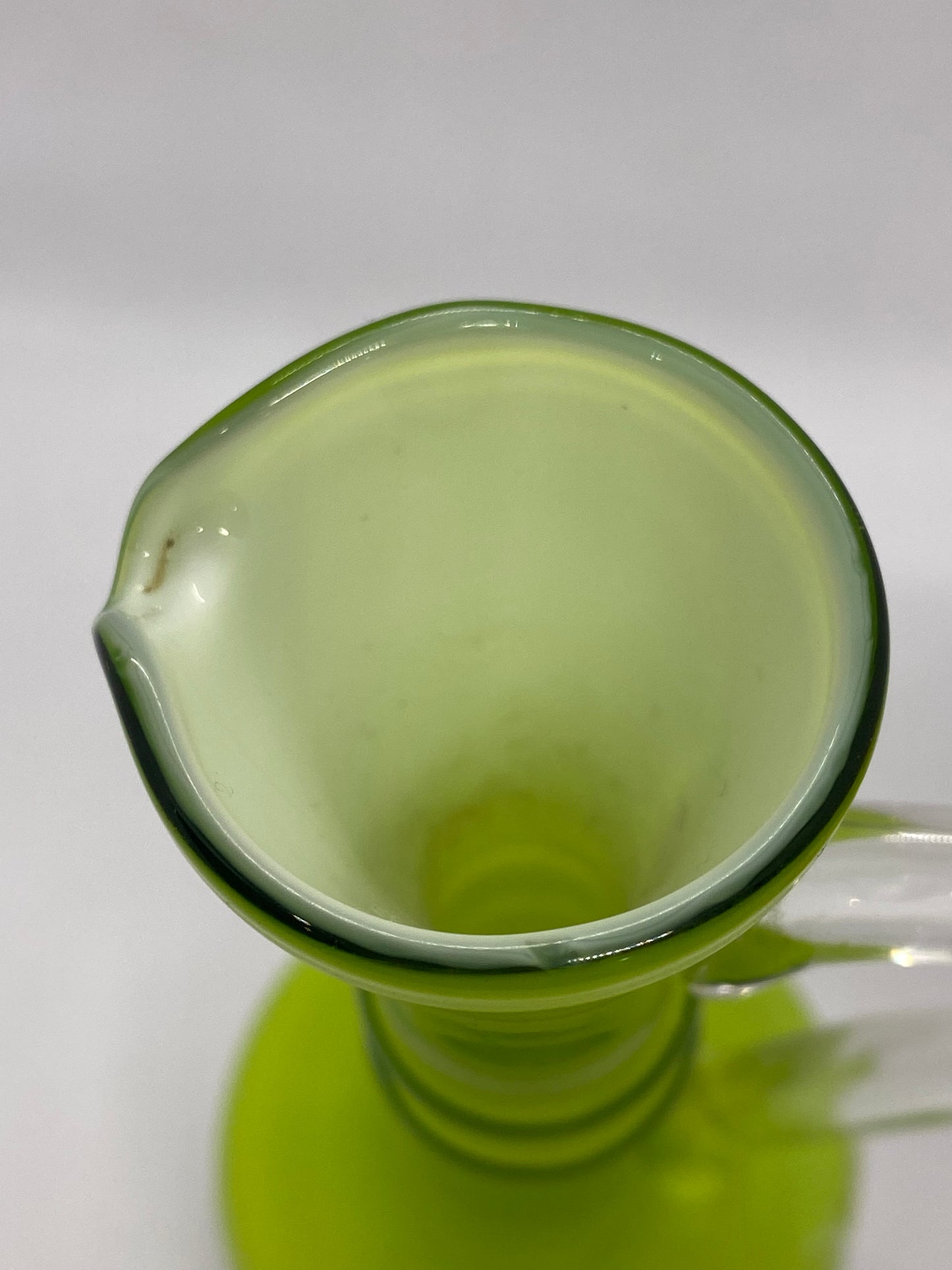 Vinagrera/Jarra/Jarrón pequeño de vidrio artístico verde de mediados de siglo