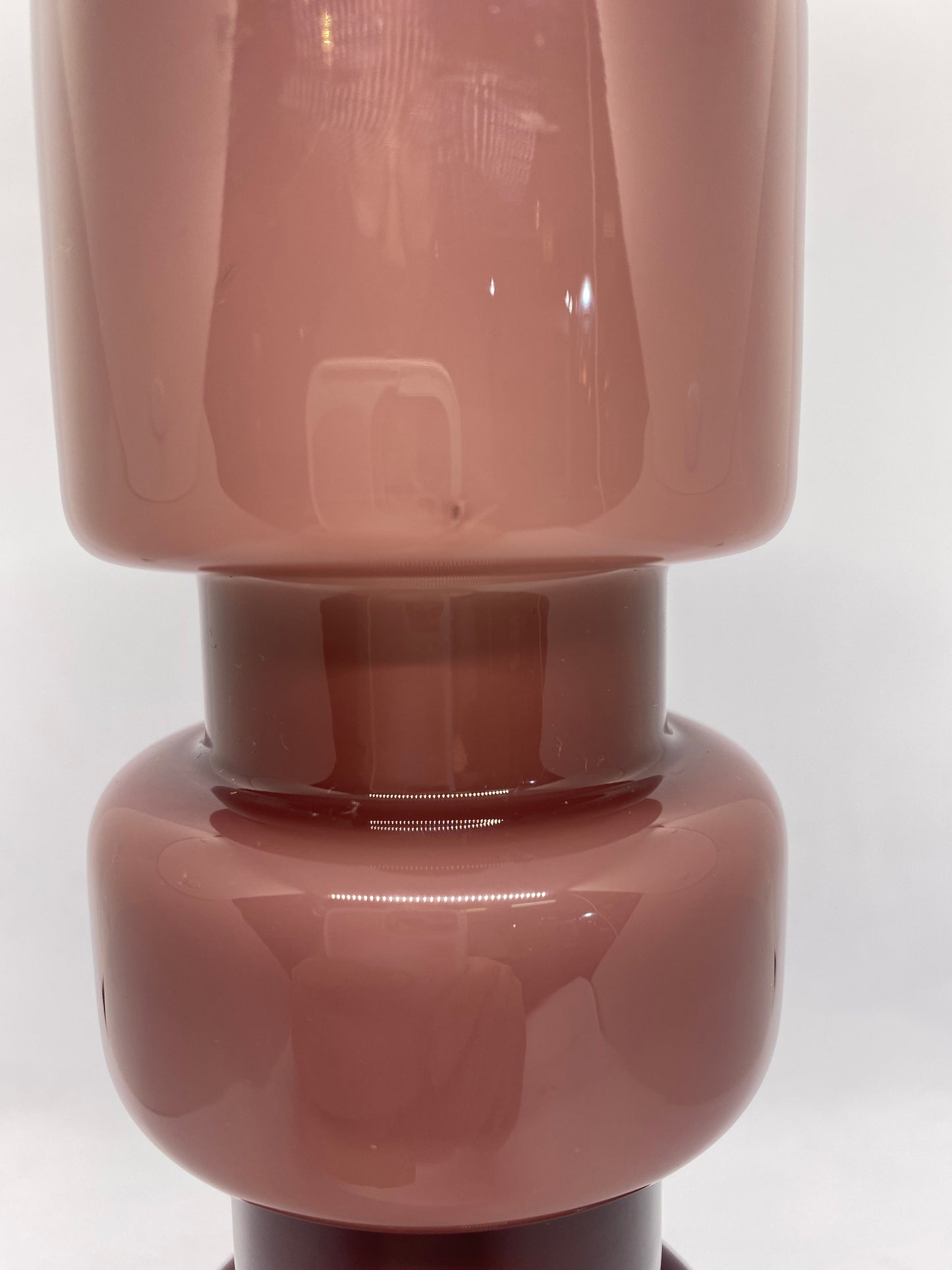 Jarrón artístico de vidrio morado funky de mediados de siglo