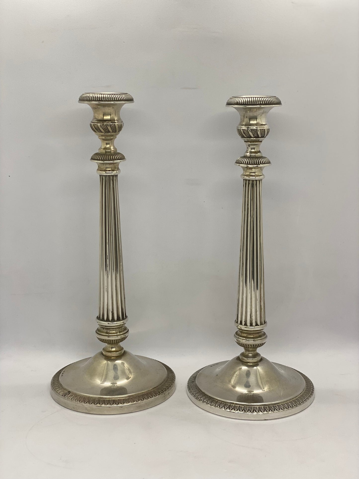 Par antiguo de candelabros de plata, estilo europeo continental