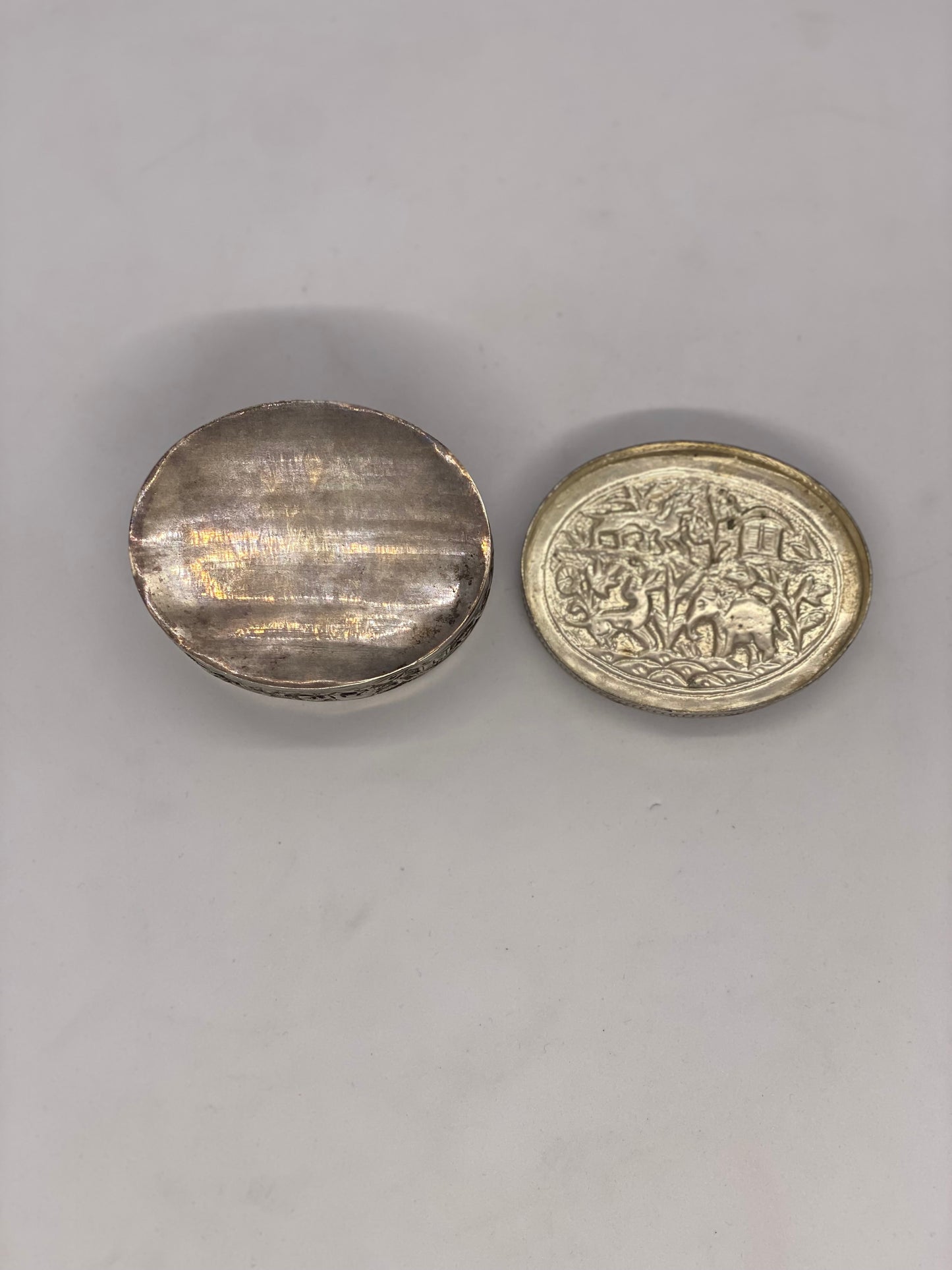 带有乡村场景的古董印度小银盒