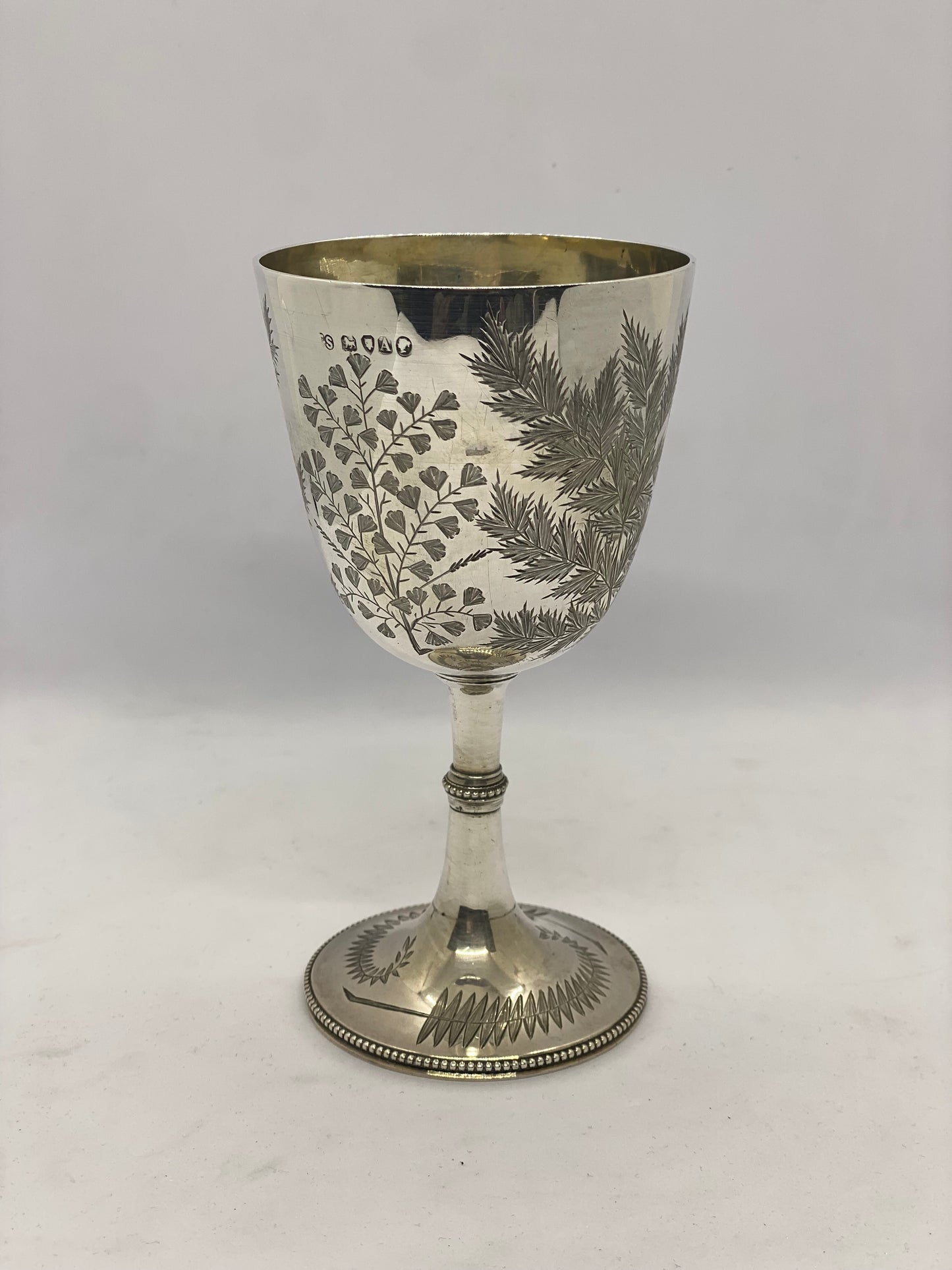带有蕨类植物图案的维多利亚晚期高脚杯,Thos Smiley London 1876 年出品。
