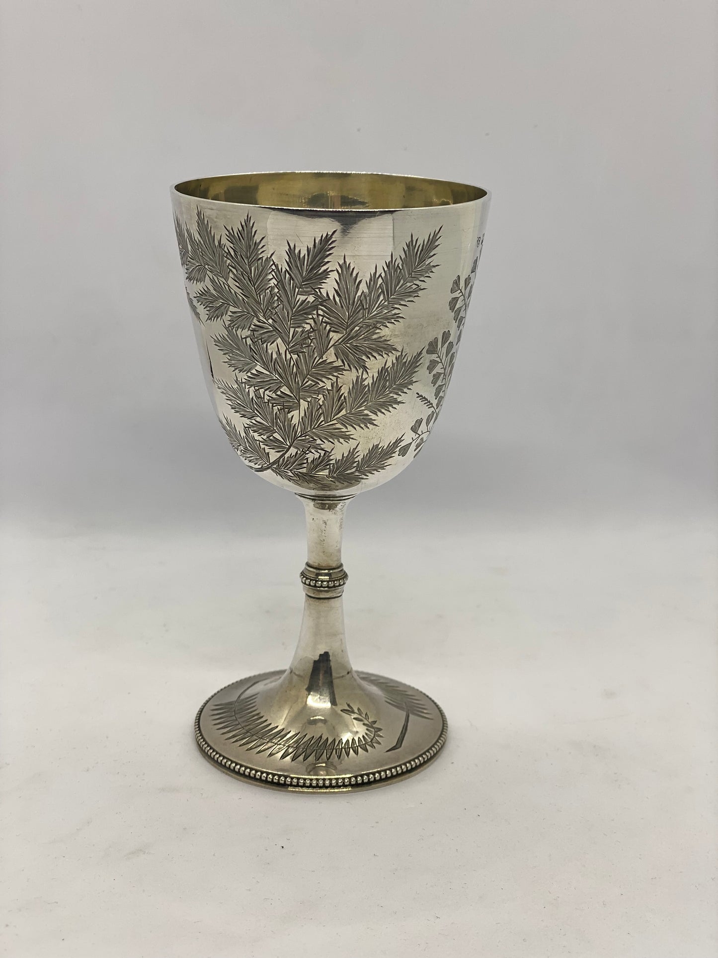 带有蕨类植物图案的维多利亚晚期高脚杯,Thos Smiley London 1876 年出品。