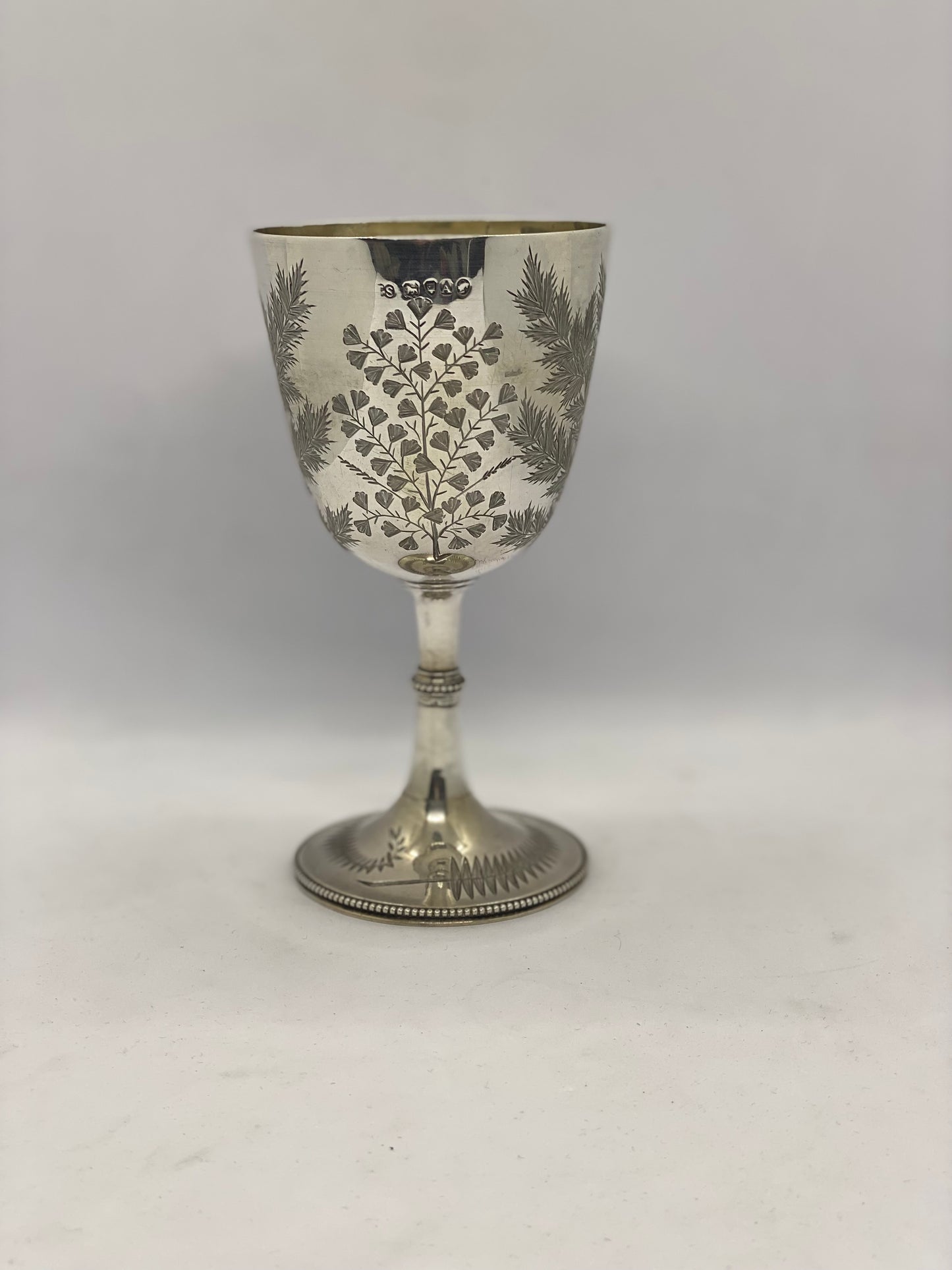带有蕨类植物图案的维多利亚晚期高脚杯,Thos Smiley London 1876 年出品。