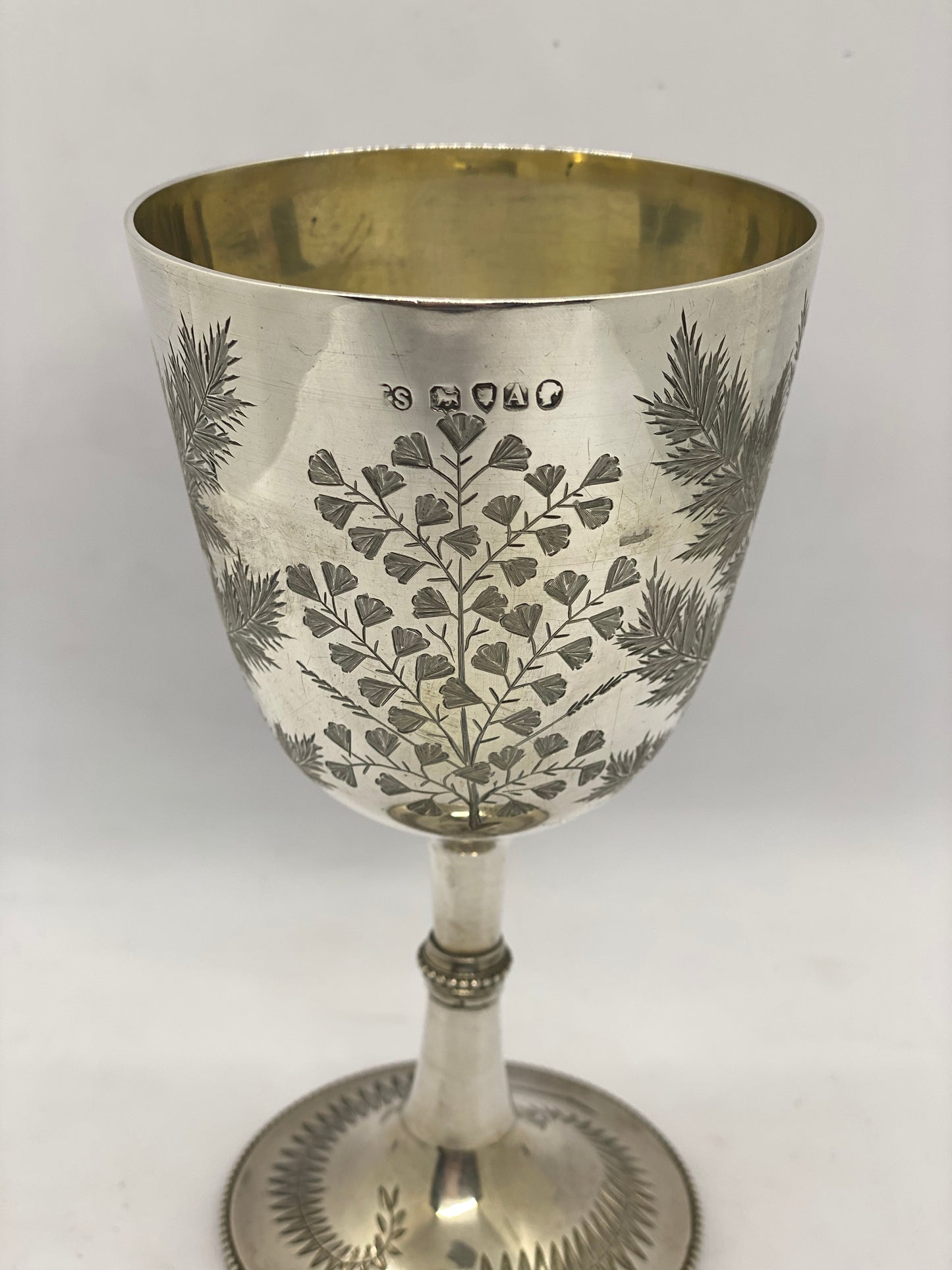 带有蕨类植物图案的维多利亚晚期高脚杯,Thos Smiley London 1876 年出品。