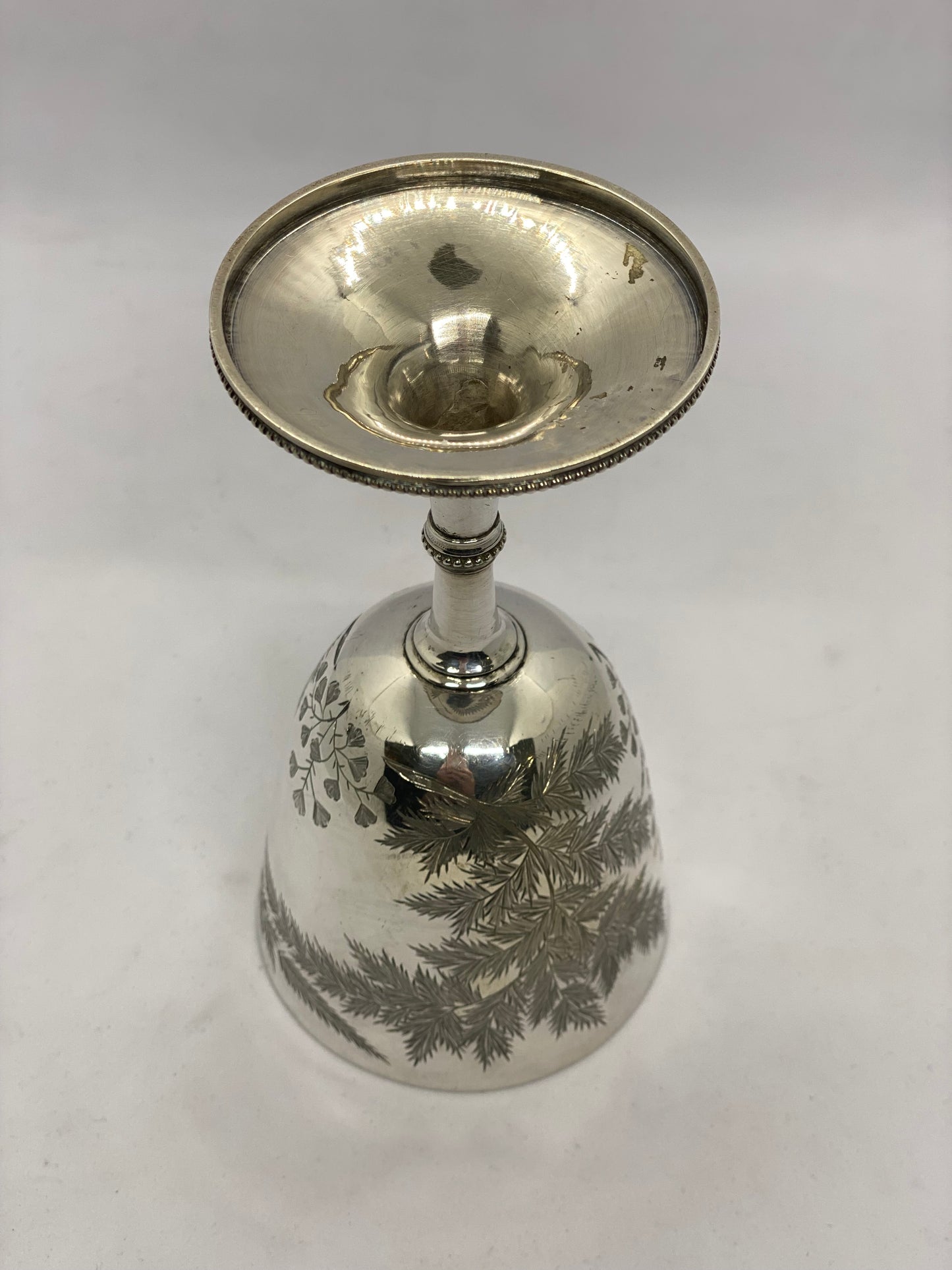 带有蕨类植物图案的维多利亚晚期高脚杯,Thos Smiley London 1876 年出品。