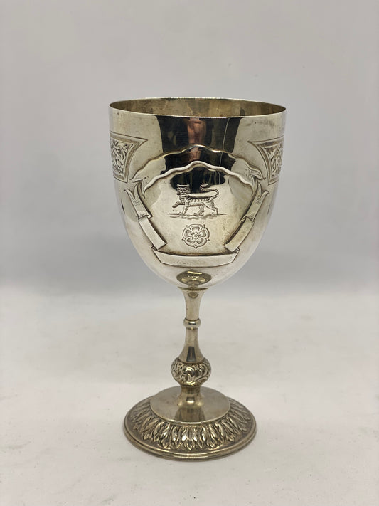 带有都铎玫瑰和狮子图案的纯银高脚杯