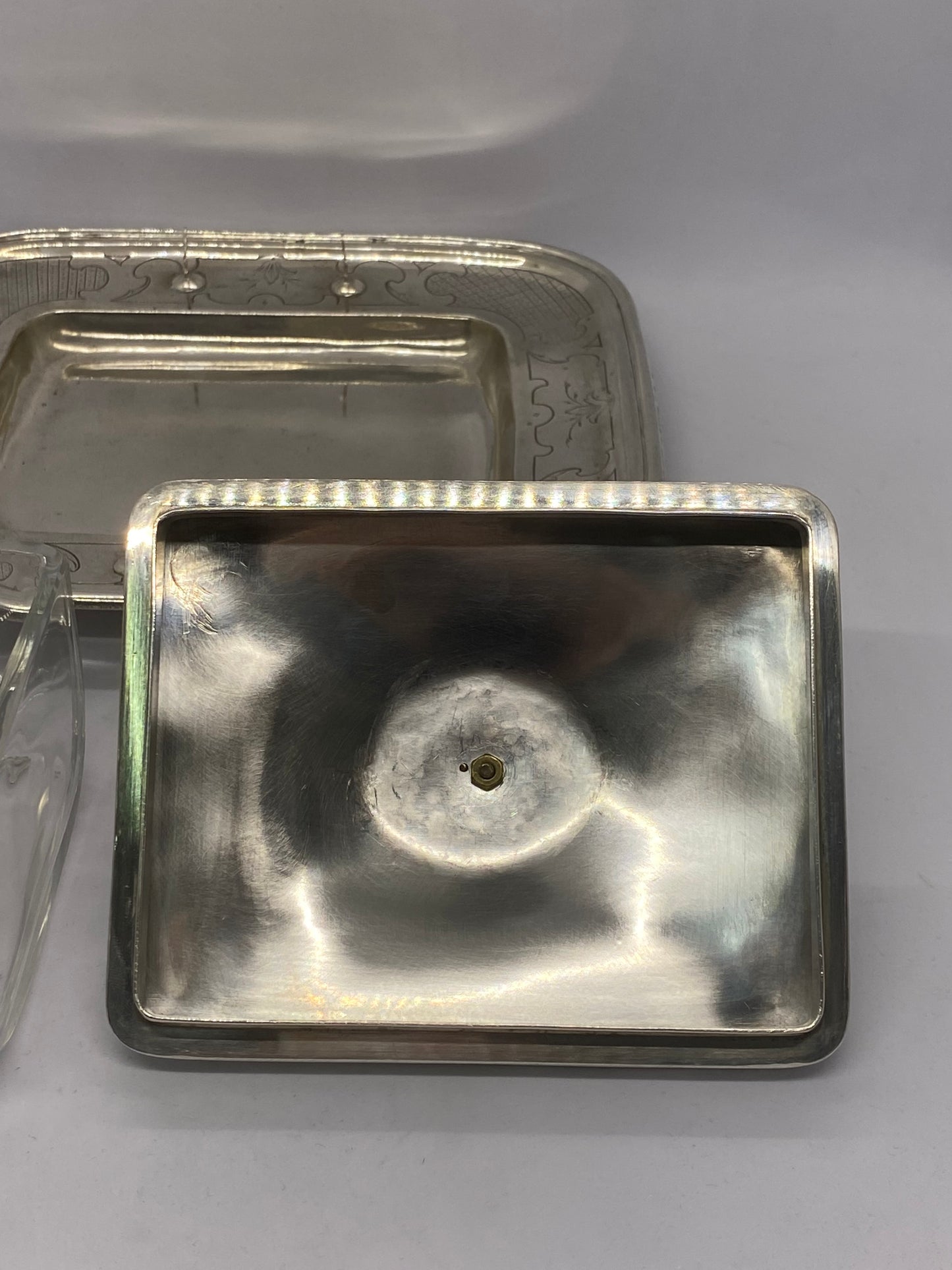 Antiguo remate de vaca austrohúngaro en plata y dorado y mantequera de cristal