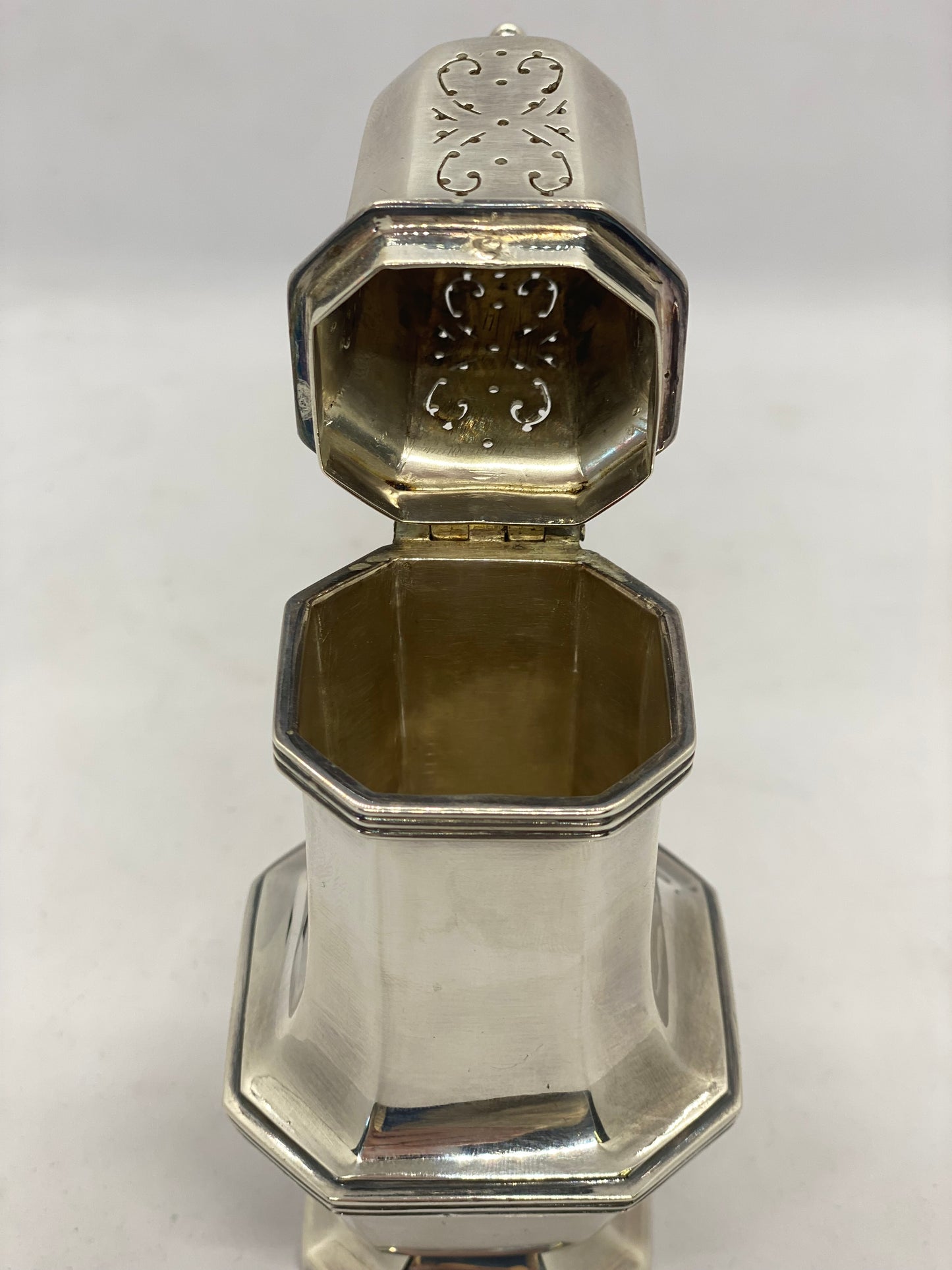 Azucarero de mediados de siglo o Muffineer, de Europa continental (posiblemente holandés)