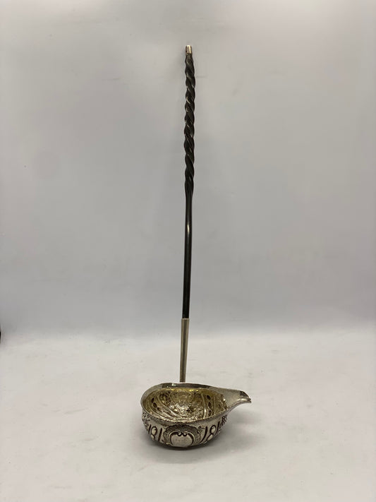 约 1770 - 1800 年产纯银托迪勺,带鲸须柄。
