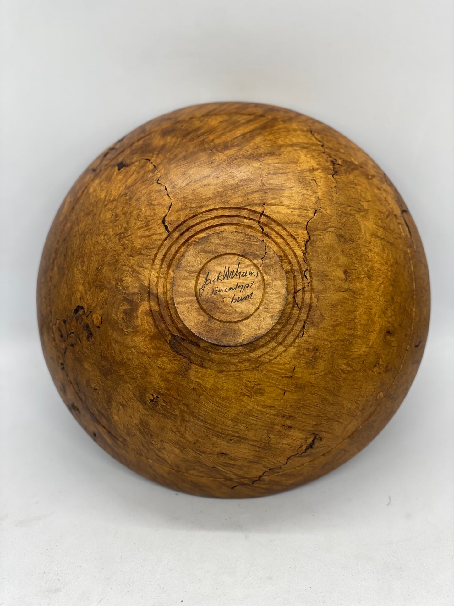 杰克·威廉姆斯 (Jack Williams) 手工制作的中世纪桉树瘤碗