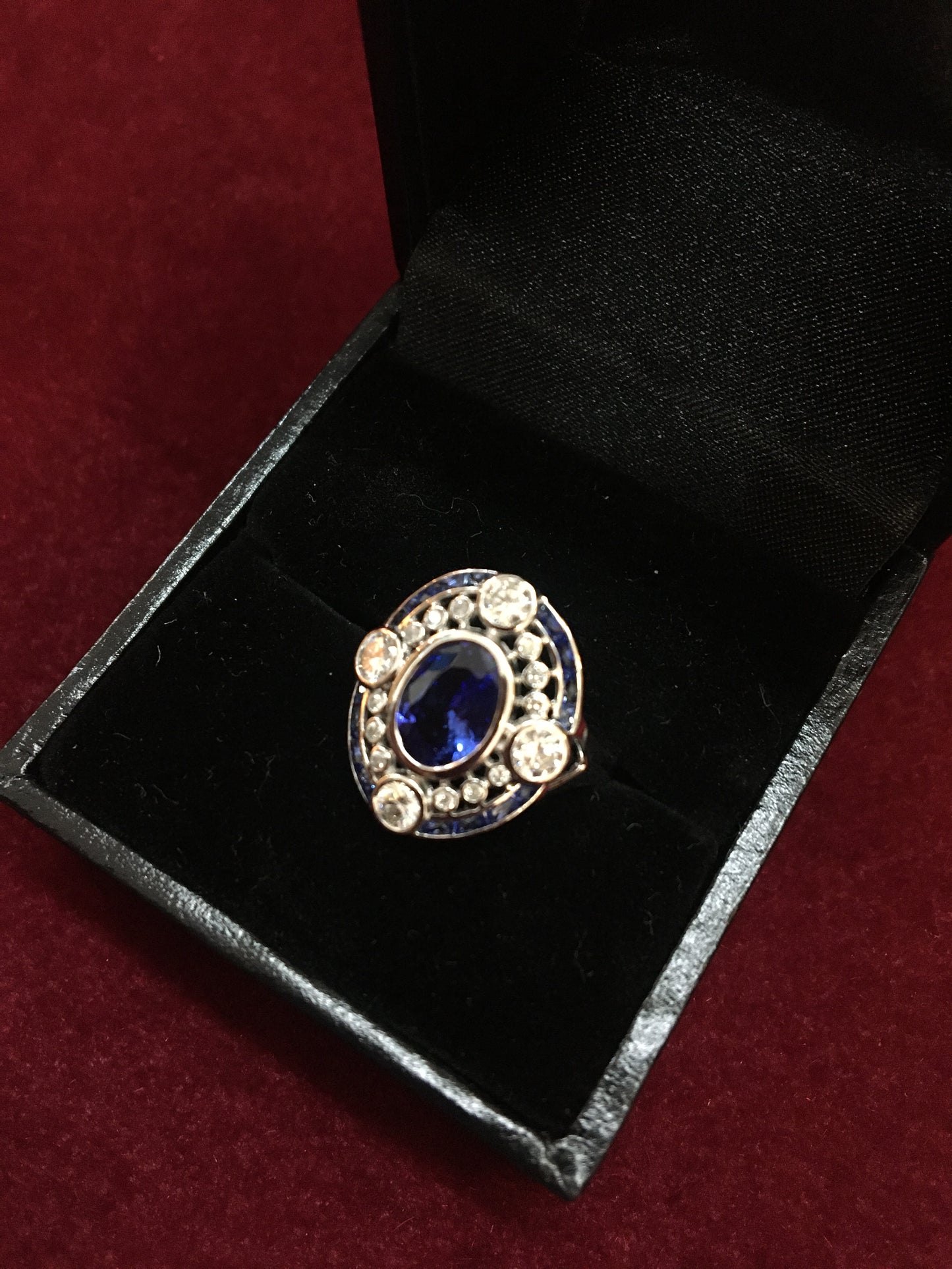 令人惊叹的复古装饰艺术风格坦桑石、蓝宝石和钻石戒指