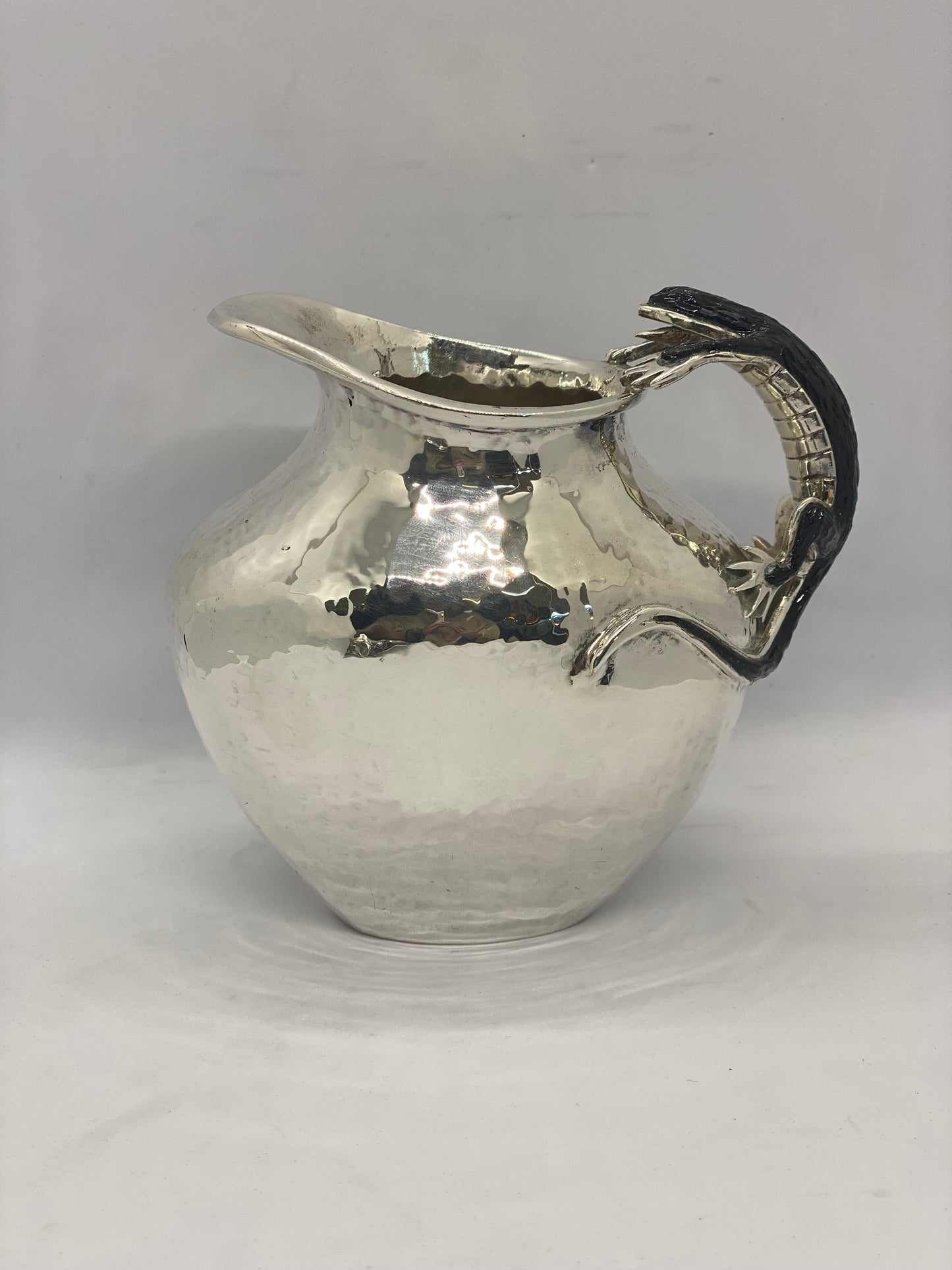 Jarra vintage de Emilia Castillo de mediados de siglo con asa de lagarto