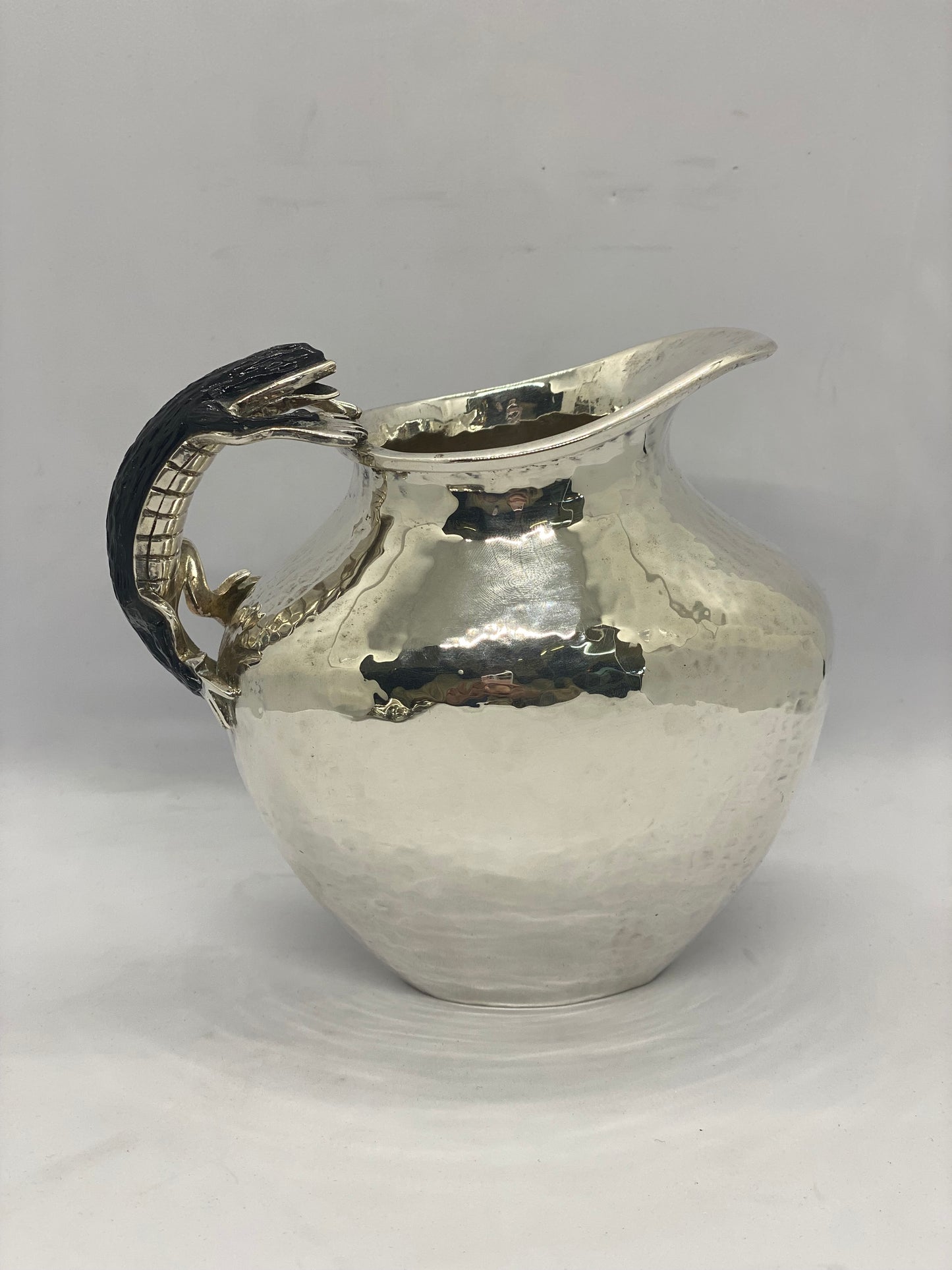 Jarra vintage de Emilia Castillo de mediados de siglo con asa de lagarto