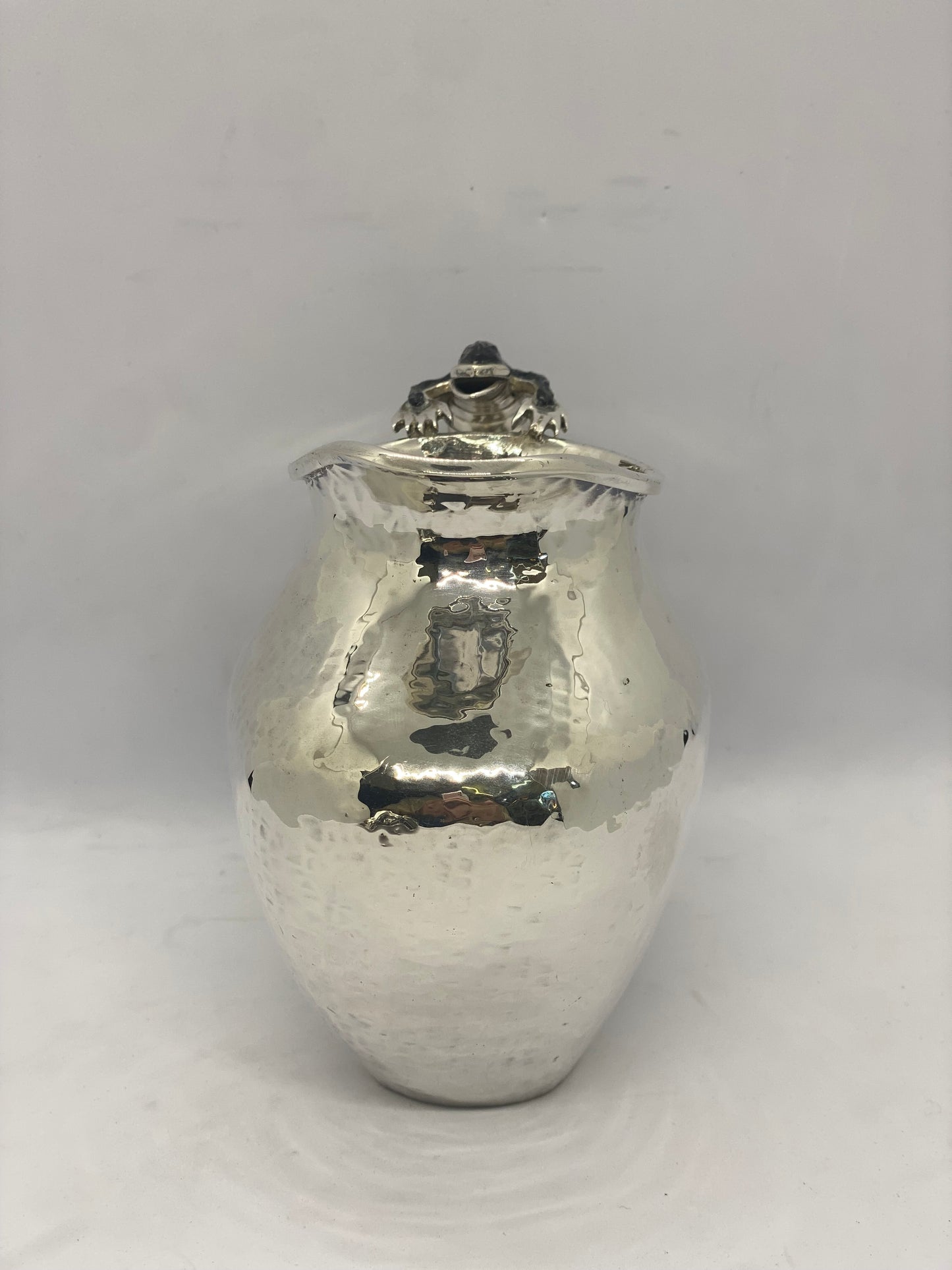 Jarra vintage de Emilia Castillo de mediados de siglo con asa de lagarto