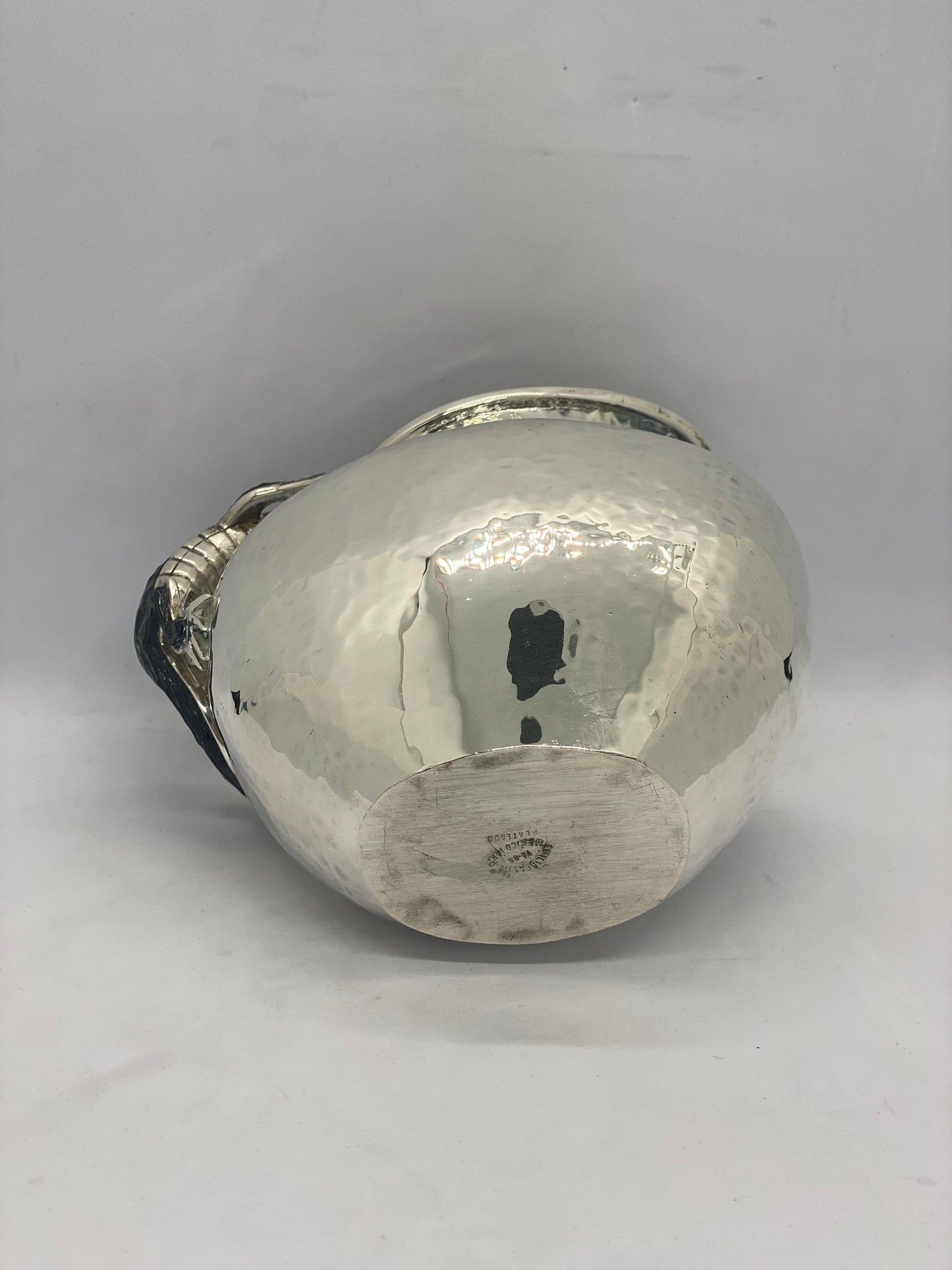 Jarra vintage de Emilia Castillo de mediados de siglo con asa de lagarto