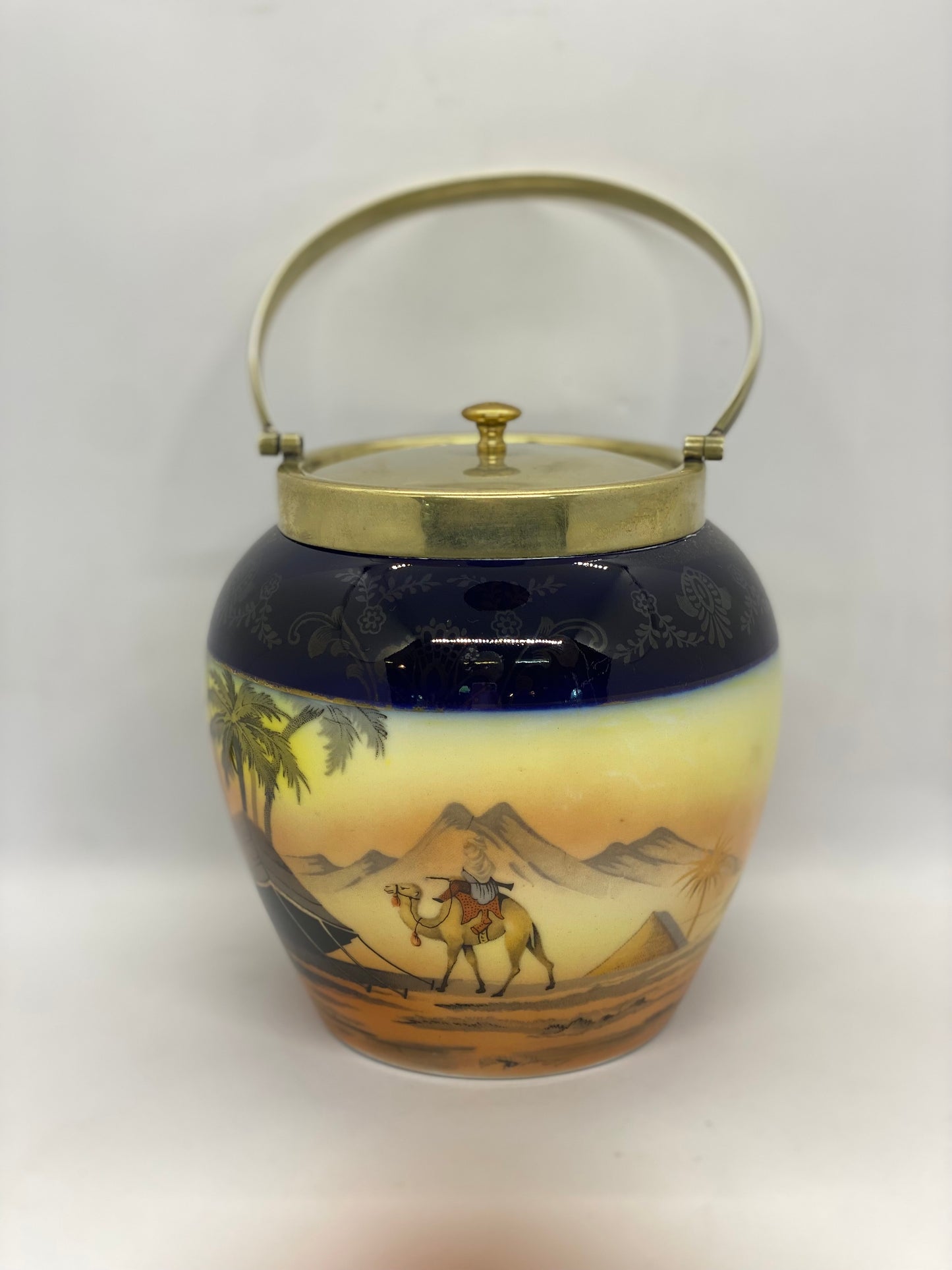 Barril de galletas con temática beduina europea, circa 1890-1920