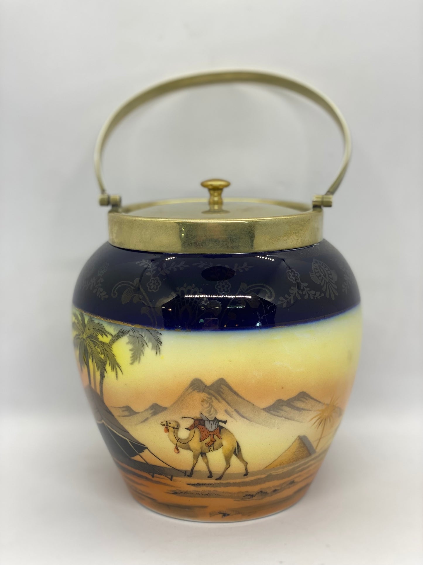 Barril de galletas con temática beduina europea, circa 1890-1920