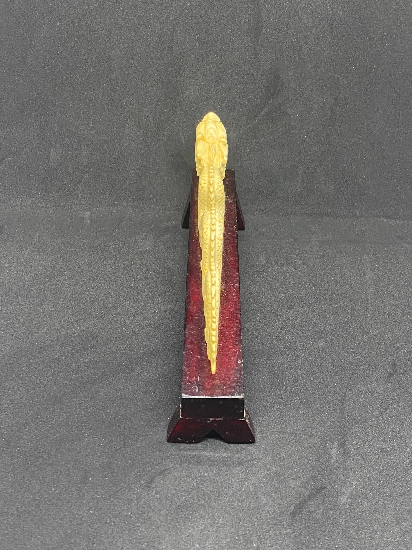 古董象牙中国龙雕像,由象牙雕刻而成