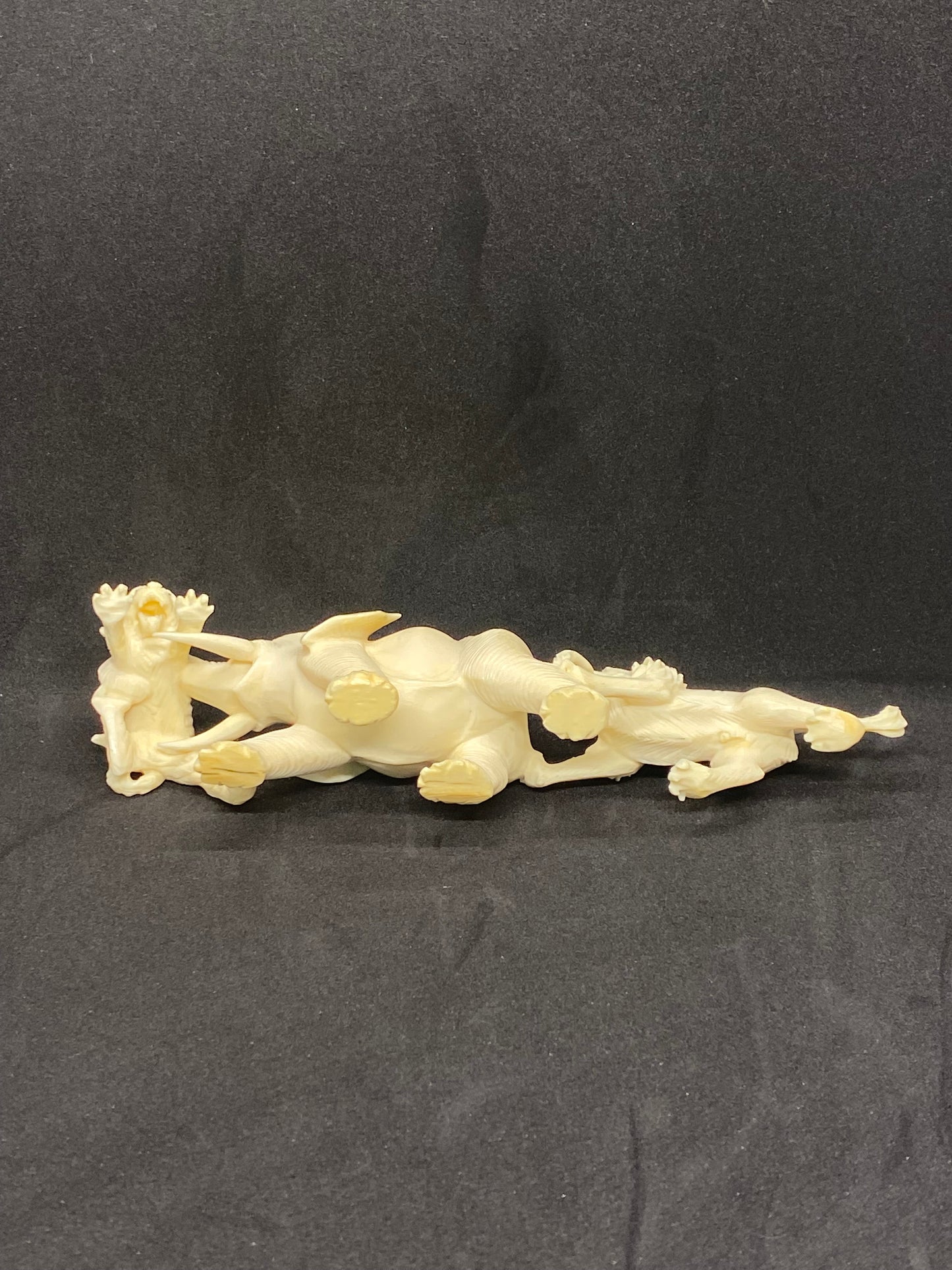 大型古董象牙作品,描绘两只狮子和一头大象