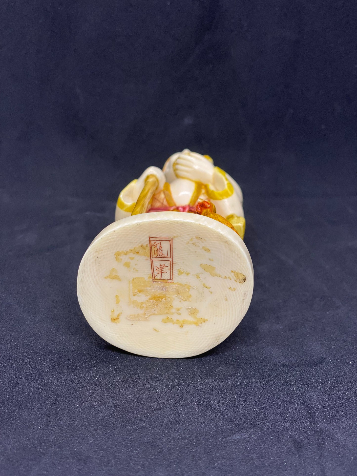 Gran figura de marfil japonesa del período Meiji de un granjero con pollos, firmada por Ryujin.