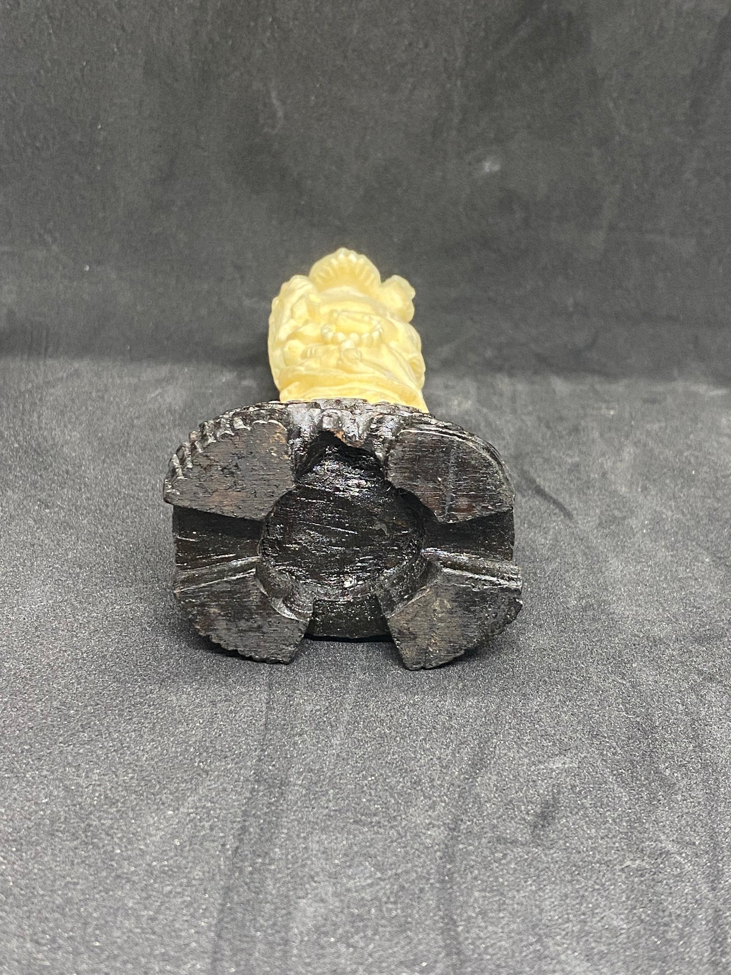 中国古董象牙圣人手持念珠雕像