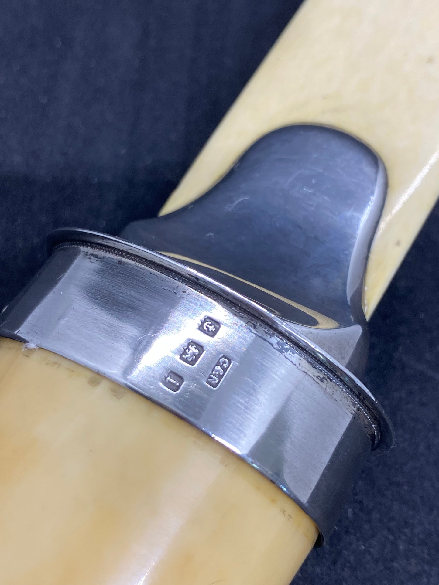 Cortador de papel eduardiano de marfil con monturas de plata de ley