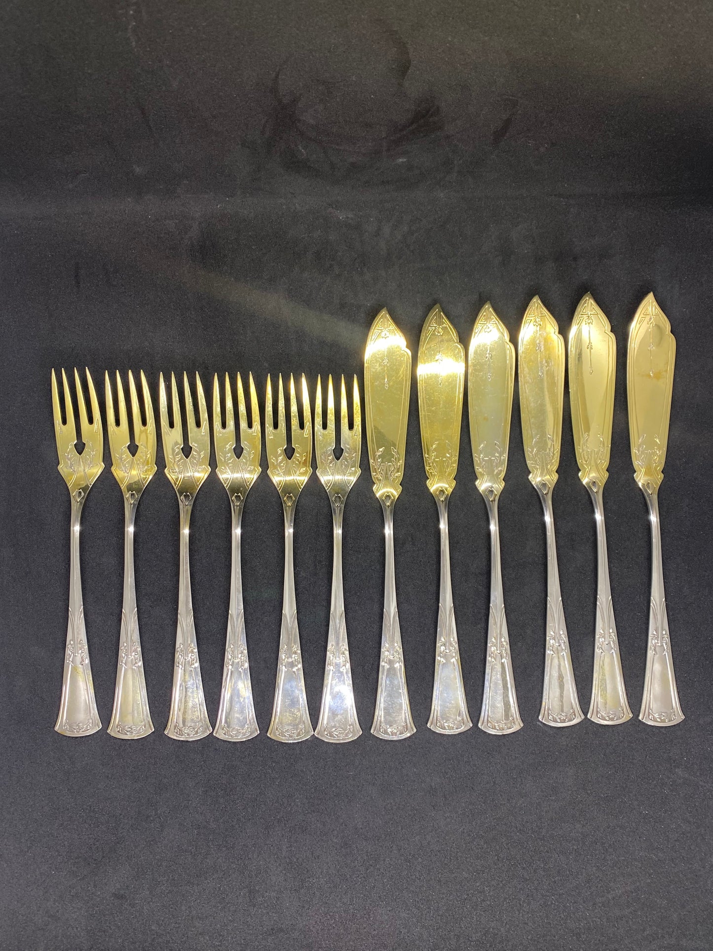 Juego de cuchillo y tenedor de pescado de principios del siglo XX en plata dorada con motivos Jugendstil