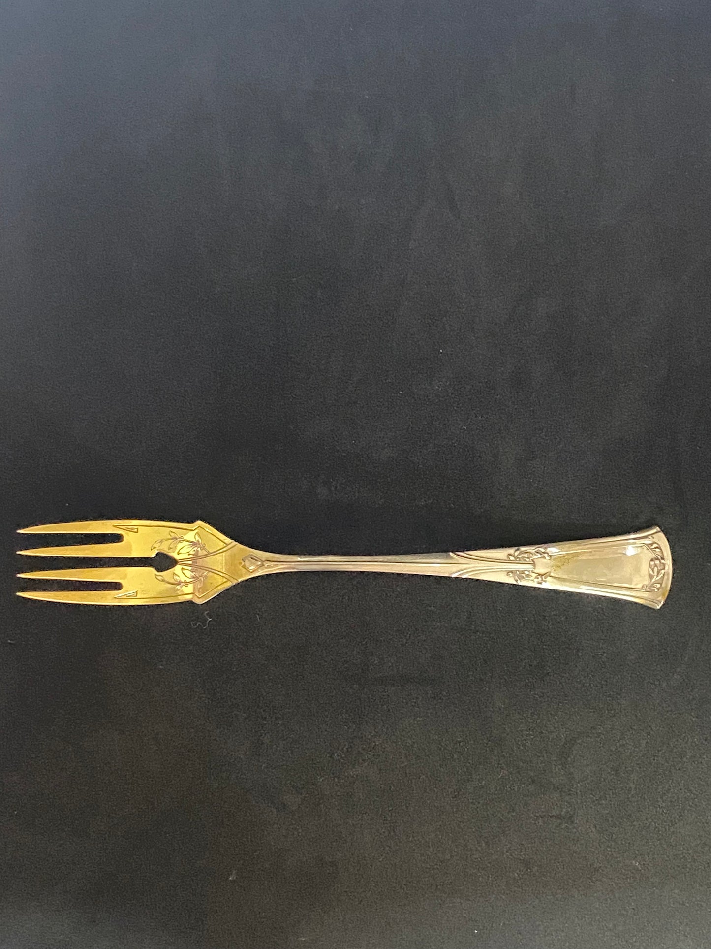 Juego de cuchillo y tenedor de pescado de principios del siglo XX en plata dorada con motivos Jugendstil