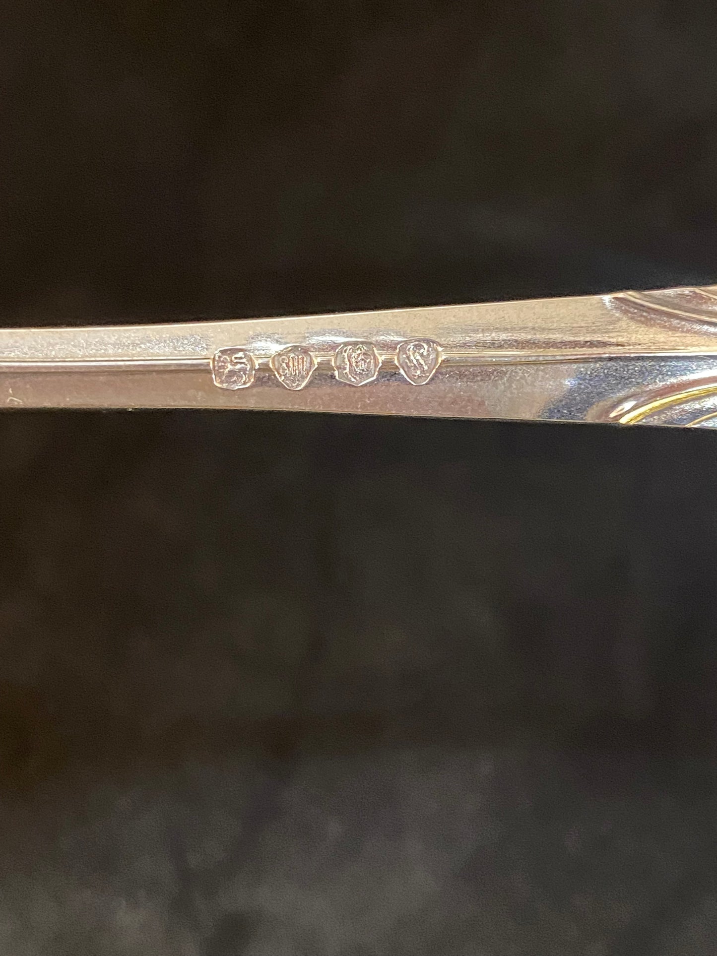 Juego de cuchillo y tenedor de pescado de principios del siglo XX en plata dorada con motivos Jugendstil