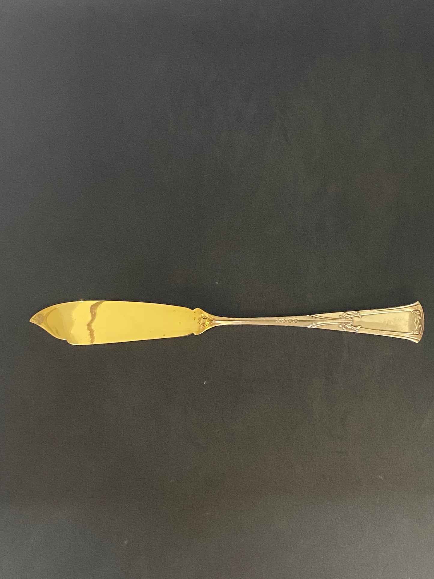 Juego de cuchillo y tenedor de pescado de principios del siglo XX en plata dorada con motivos Jugendstil