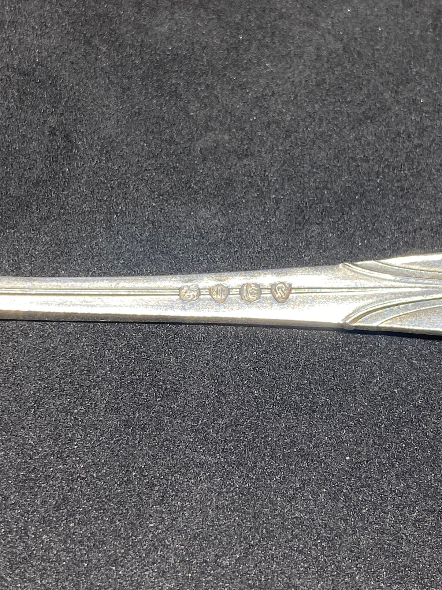 Juego de cuchillo y tenedor de pescado de principios del siglo XX en plata dorada con motivos Jugendstil